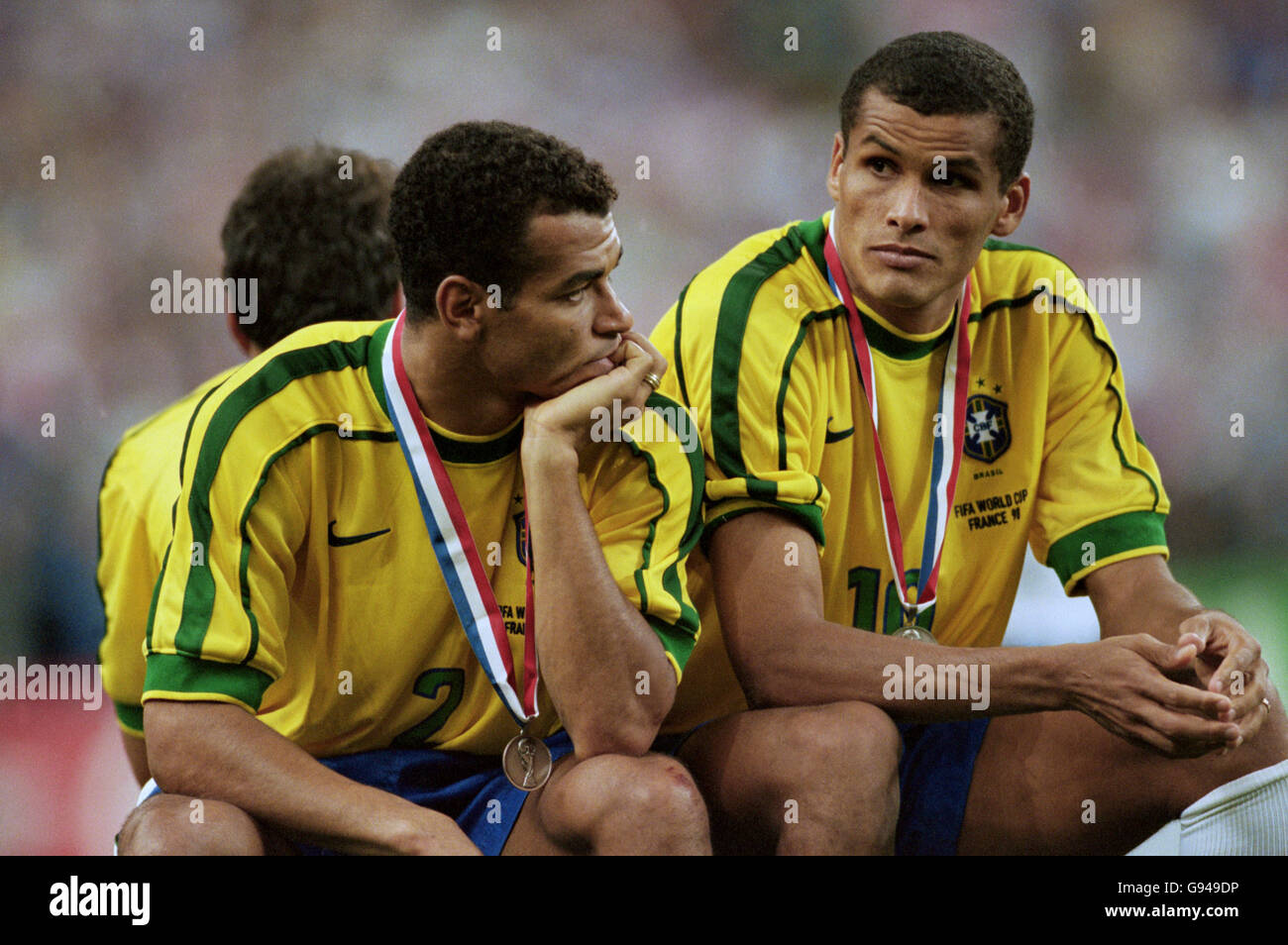 Calcio - Coppa del mondo Francia 98 - finale - Brasile / Francia. Il Brasile Cafu (a sinistra) e RIVALDO (a destra) riflettono sulla perdita della finale della Coppa del mondo in Francia Foto Stock