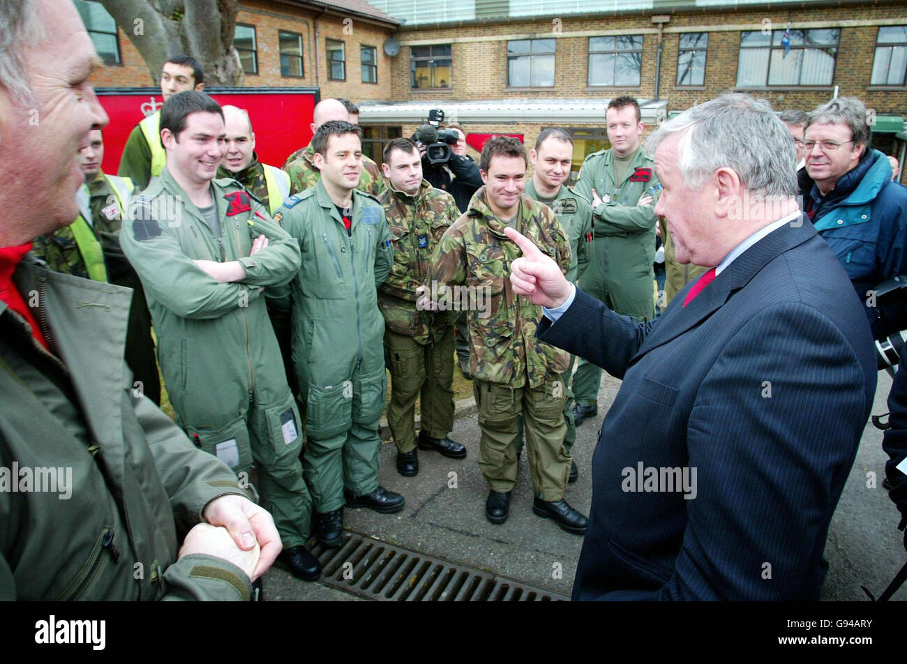 Il Ministro delle forze armate Adam Ingram incontra i membri dello Squadron 18 alla RAF Odiham in Hampshire, martedì 7 febbraio 2006. Tre elicotteri della RAF Chinook si stanno preparando a spedire in Afghanistan oggi mentre il Regno Unito continua la sua formazione di forze militari nel paese dilaniato dalla guerra. I chopper saranno volati da Odiham con i trasporti C-17 alla regione Helmand del paese dove assisteranno i Royal Engineers a costruire una base nella zona. Vedi la storia del PA DIFESA Afghanistan. PREMERE ASSOCIAZIONE foto. Il credito fotografico dovrebbe essere: Chris ison/PA. Foto Stock