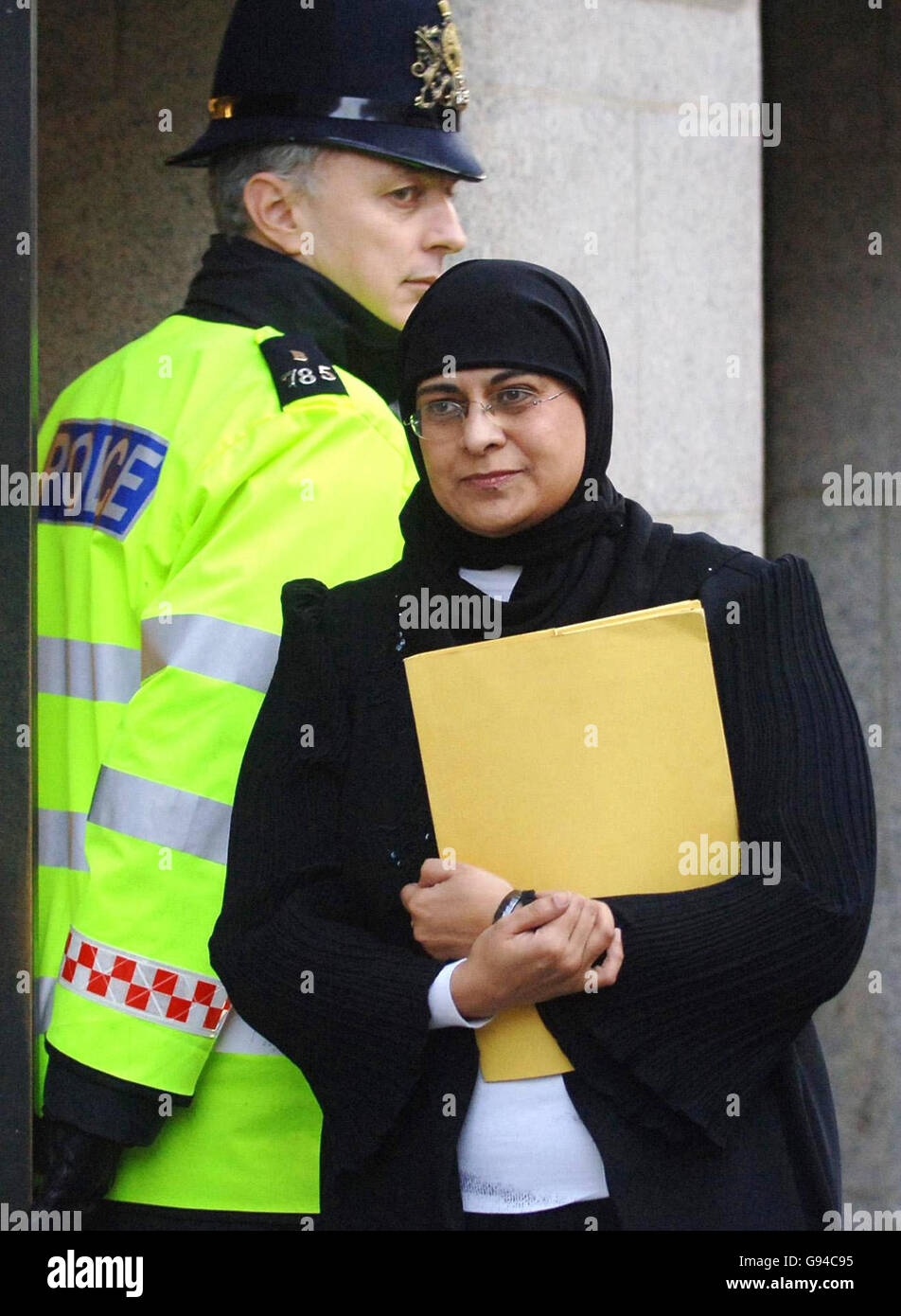 Muddassar Arani, il solicitor che rappresenta Abu Hamza, lascia l'Old Bailey a Londra, martedì 7 febbraio 2006. Hamza è stata condannata a sette anni di carcere dopo essere stata condannata a sei su nove per aver sollecitato accuse di omicidio e a due su quattro accuse ai sensi del Public Order Act del 1986 di usare parole o comportamenti minacciosi, abusivi o offensivi con l'intento di suscitare l'odio razziale. Vedi PA Story COURTS Hamza. PREMERE ASSOCIAZIONE foto. Il credito fotografico dovrebbe essere: Stefan Rousseau/PA. Foto Stock