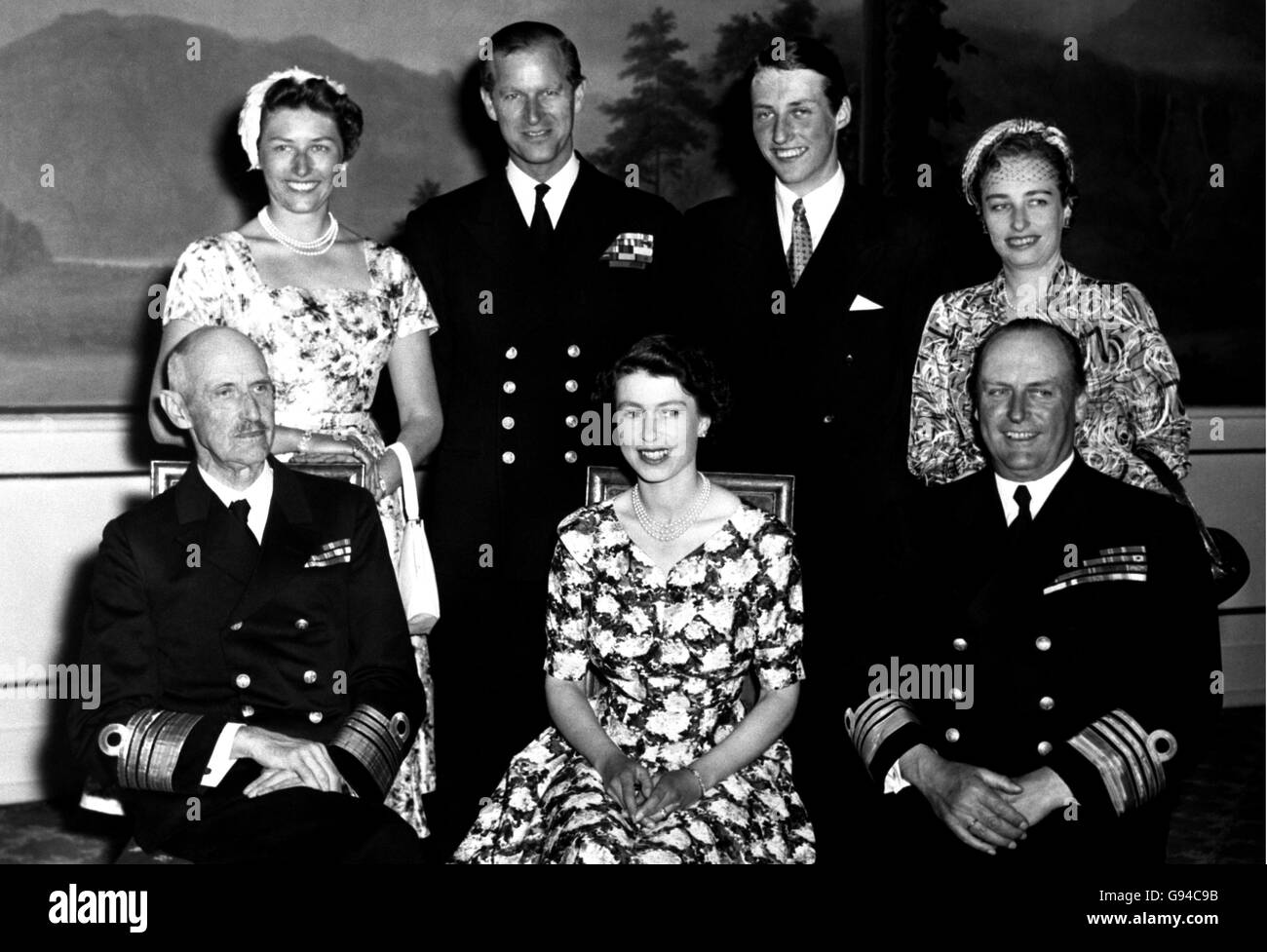 La regina Elisabetta II siede tra il re Haakon (a sinistra) e il principe ereditario Olav di Norvegia. Il Duca di Edimburgo è visto in fila con la principessa Astrid (a sinistra), figlia del principe ereditario di 23 anni, e un cugino della regina britannica; il principe Harald, figlio del principe ereditario; e la principessa Ragnhild (Mrs Lorentzen), figlia del principe ereditario. Foto Stock