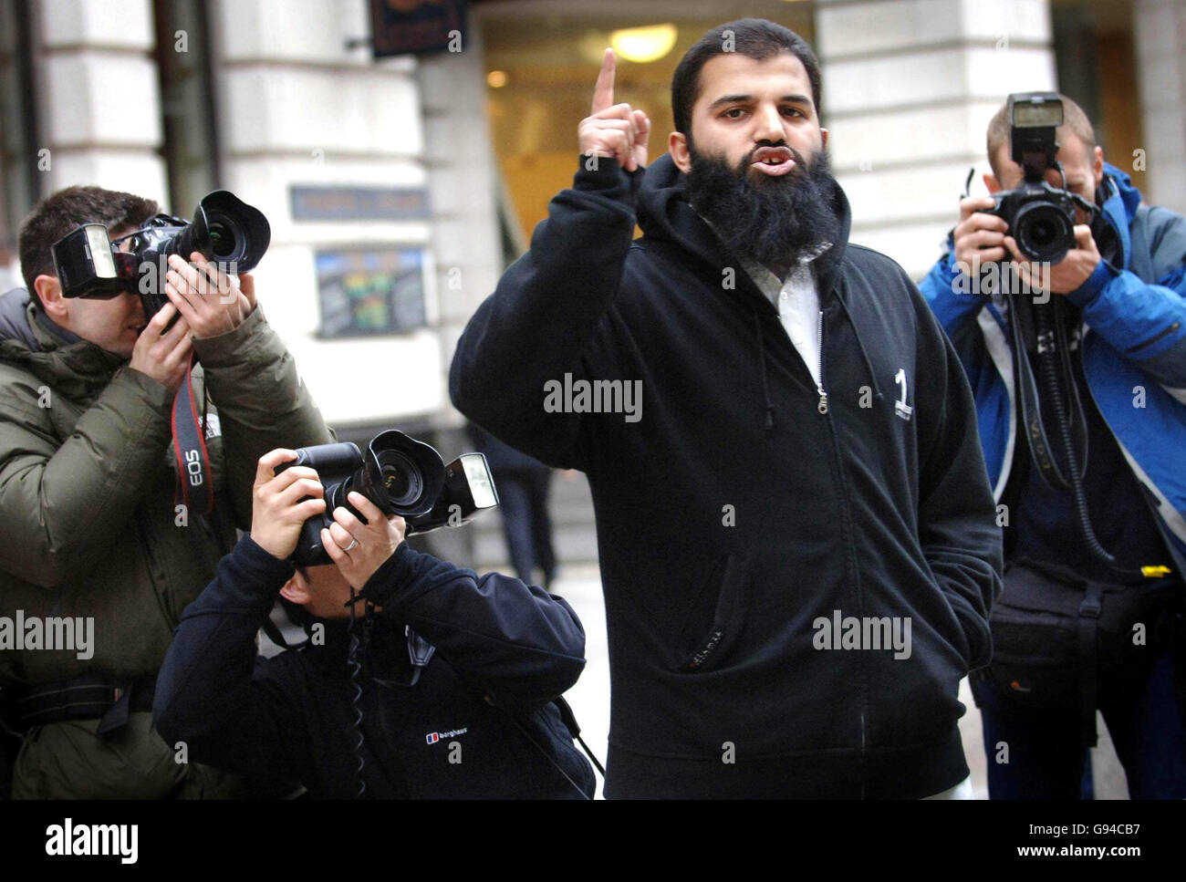 Un solista di Abu Hamza parla fuori dal vecchio Bailey a Londra martedì 7 febbraio 2006. Il clericale di Musilm è stato condannato a sette anni di carcere dopo essere stato condannato a sei su nove per aver sollecitato l'accusa di omicidio e a due su quattro per l'accusa di uso minaccioso ai sensi del Public Order Act del 1986; parole o comportamenti abusivi o insultanti con l'intenzione di suscitare l'odio razziale. Vedi PA Story COURTS Hamza. PREMERE ASSOCIAZIONE foto. Il credito fotografico dovrebbe essere: Stefan Rousseau/PA. Foto Stock