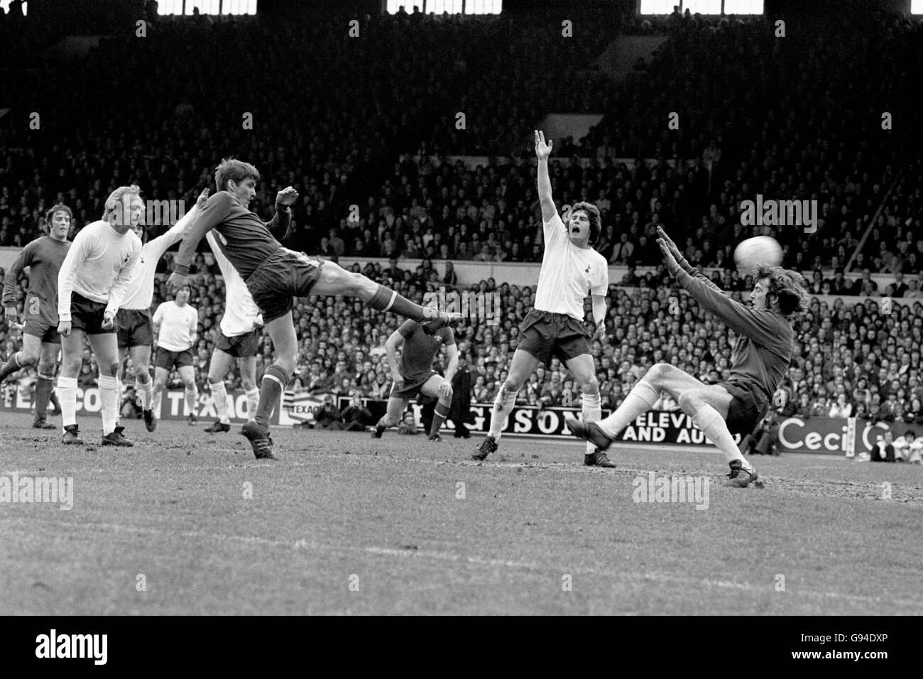 Charlie Cooke di Chelsea (terzo l) lancia la palla oltre il portiere di Tottenham Hotspur Pat Jennings (r) mentre Keith Osgood di Tottenham (secondo r) si appella con successo per l'offside, guardato da Ian Hutchinson (l) di Chelsea e Phil Beal di Tottenham (secondo l) Foto Stock