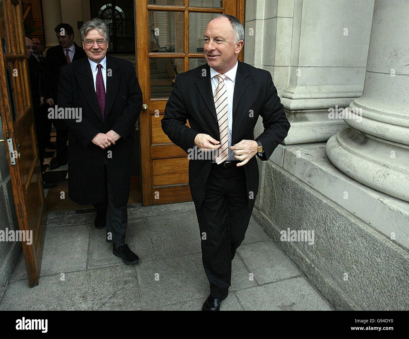 Il Ministro degli Affari Esteri Dermot Ahern (destra) lascia gli edifici governativi a Dublino, martedì 21 febbraio 2006, con Roger Poole (sinistra), presidente della Commissione delle parate dell'Irlanda del Nord, dopo una riunione. Guarda le sfilate DI politica della storia di PA. PREMERE ASSOCIAZIONE foto. Il credito fotografico dovrebbe essere: Julien Behal/PA Foto Stock
