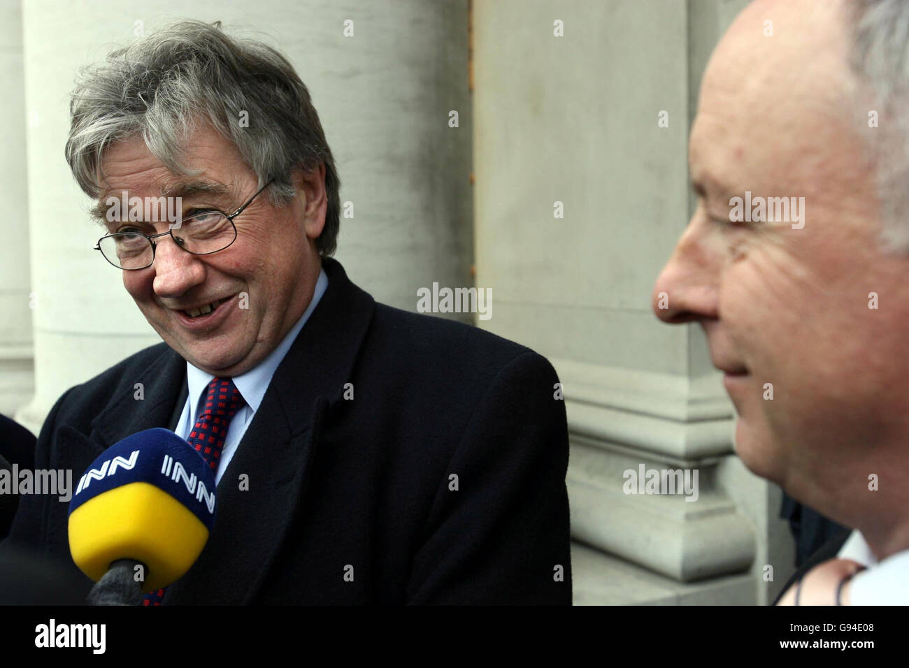 Ministro degli Affari Esteri Dermot Ahern (destra) fuori dagli edifici governativi di Dublino, martedì 21 febbraio 2006 con Roger Poole (sinistra) Presidente della Commissione delle sfilate dell'Irlanda del Nord dopo una riunione. Guarda le sfilate DI politica della storia di PA. PREMERE ASSOCIAZIONE foto. Il credito fotografico dovrebbe essere: Julien Behal/PA Foto Stock