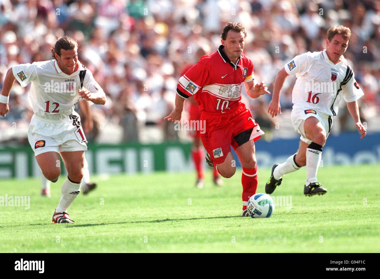 American Soccer - Major League Soccer Cup Final - Washington DC United contro Chicago Fire. Peter Nowak (centro) del Chicago Fire supera Richie Williams (a destra) e Jeff Agoos (a sinistra) del Washington DC United Foto Stock