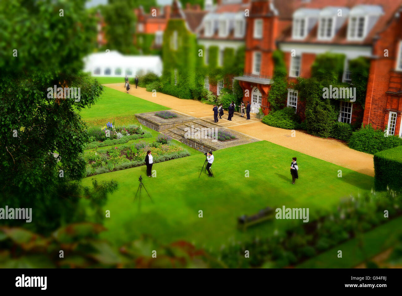 Fotografi per preparare gli studenti diploma ufficiale di fotografie sul prato a Scandicci ha College, Università di Cambridge Foto Stock