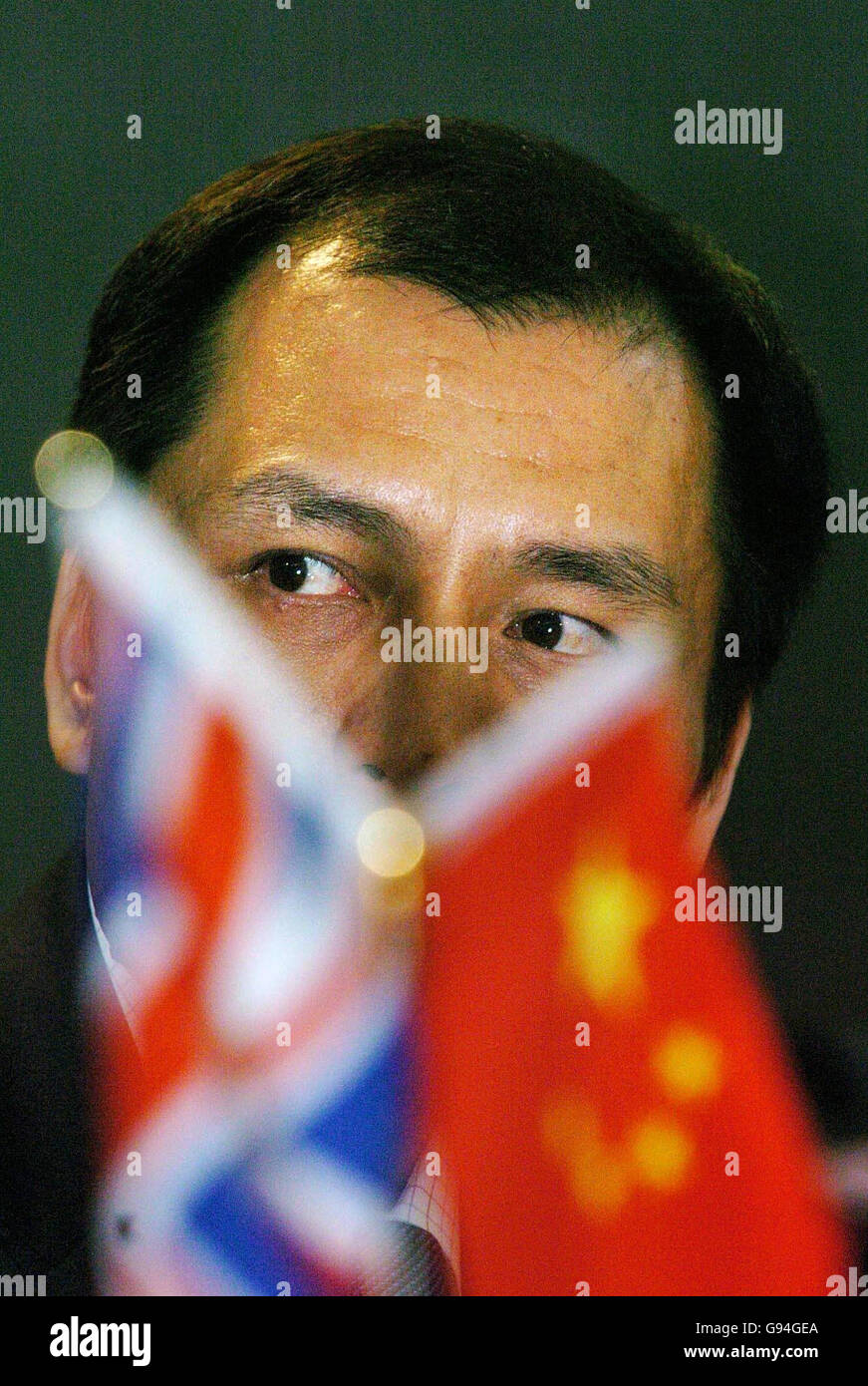 Wang Hongbiao, presidente della Nanjing Automobile Association, ascolta le domande in una conferenza stampa presso LO stabilimento MG Rover di Longbridge, Birmingham, mercoledì 22 febbraio 2006. Oggi è stato firmato un accordo "punto di riferimento" che apre la strada alla produzione di auto presso la sede del mercato delle auto di Collapsed Rover. La società cinese Nanjing Automobile Association ha concordato un contratto di locazione di 33 anni con i proprietari del sito enorme Longbridge nelle West Midlands. Scopri PA Story INDUSTRY Rover. PREMERE ASSOCIAZIONE foto. Il credito fotografico dovrebbe essere: David Jones/PA. Foto Stock