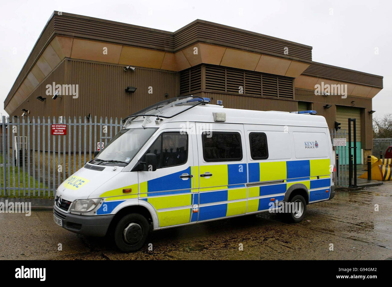25 milioni in una rapina al deposito di contanti durante la notte. Quattro uomini rivestiti di balaclava armati di pistole minacciarono e legarono 15 membri del personale nel deposito principale di Securitas a sud del Tamigi a Tonbridge, Kent. La banda ha quindi caricato contanti in un veicolo Renault bianco prima di partire poco dopo le 2:15. Vedi storia della polizia di PA Robbery. PREMERE ASSOCIAZIONE foto. Il credito fotografico dovrebbe essere: Gareth Fuller/PA Foto Stock