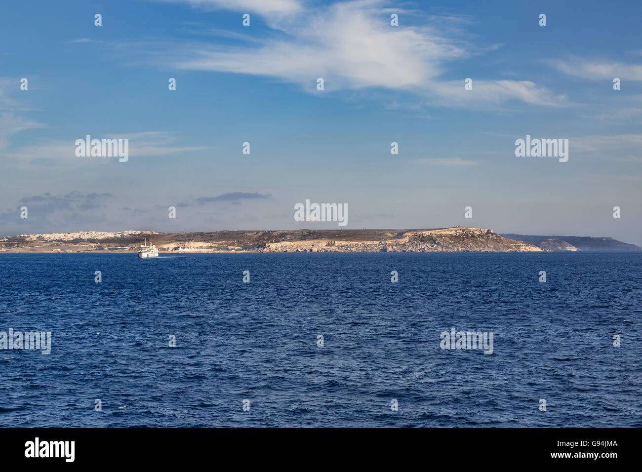 Vista dell'isola comino tra Malta e Gozo nel mare mediterraneo Foto Stock