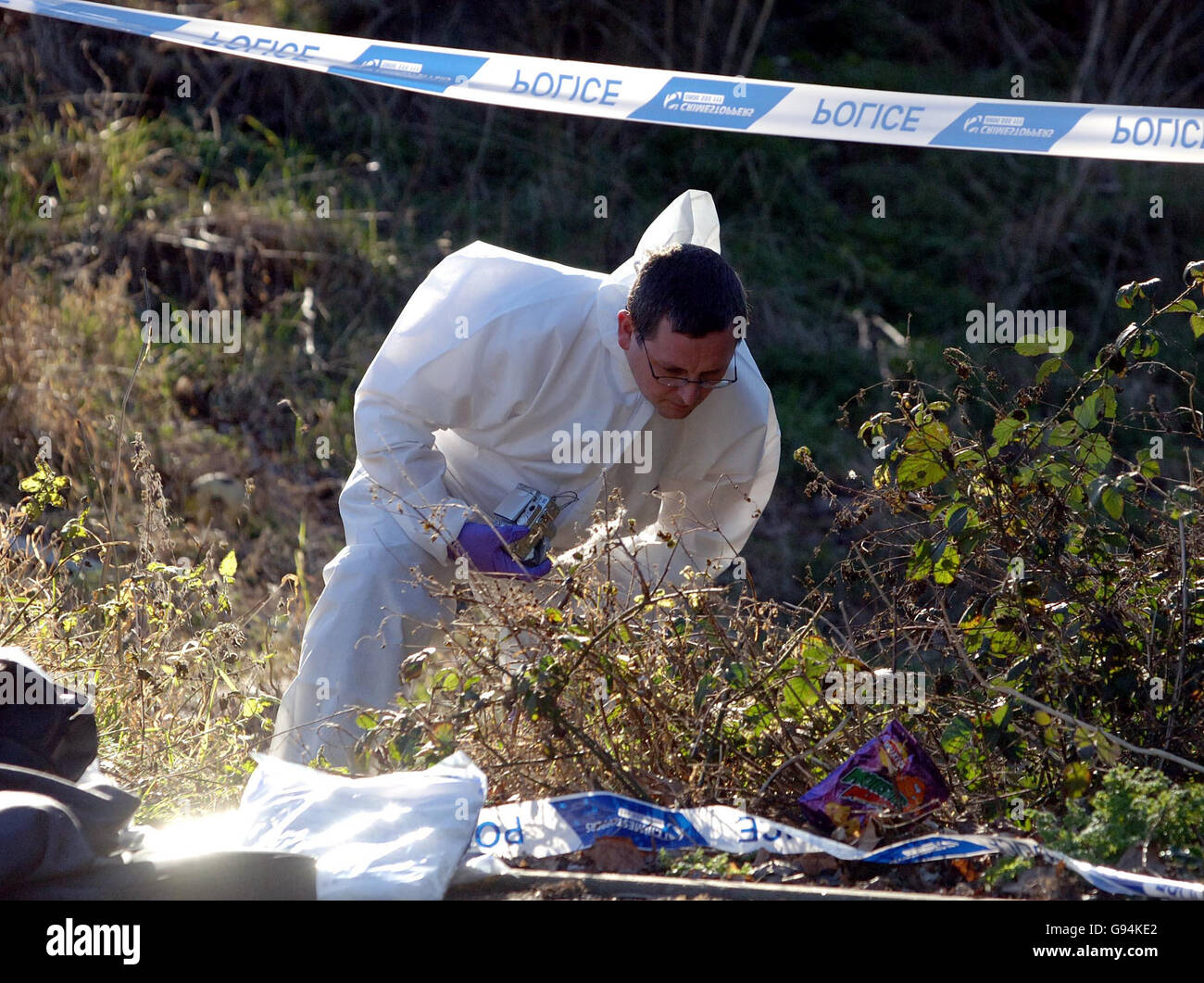 West Midlands polizia ufficiali continuare a cercare un'area di terreno grezzo a Smethwick, Birmingham, Giovedi 9 febbraio 2006. La polizia alla ricerca di un bambino scomparso di sei mesi ha trovato il corpo di un bambino sul terreno di rifiuto vicino alla sua casa. Gli ufficiali di polizia delle West Midlands hanno sigillato l'area nella zona di Smethwick a Birmingham, a soli 300 metri dalla casa di Troy Simpson, che è stato segnalato mancante dalla sua famiglia. Vedere PA storia POLIZIA bambino. PREMERE ASSOCIAZIONE foto. Il credito fotografico dovrebbe essere: David Jones/PA. Foto Stock