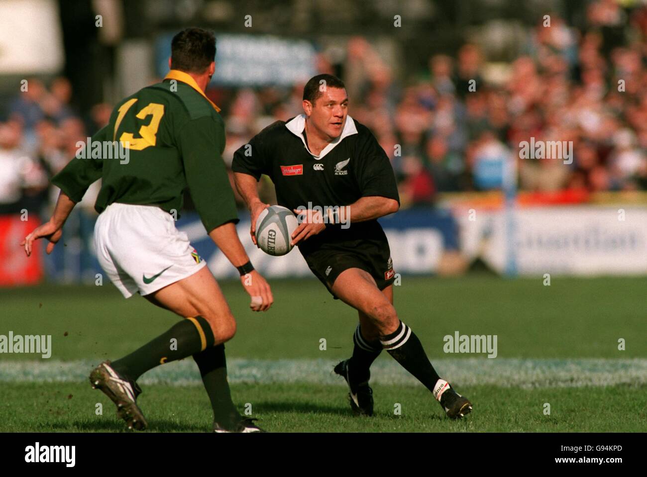 Rugby Union - Tri Nations Series - Nuova Zelanda / Sudafrica. Walter Little  (a destra) della Nuova Zelanda cerca un pass mentre si trova di fronte al  sudafricano Andre Snyman (a sinistra