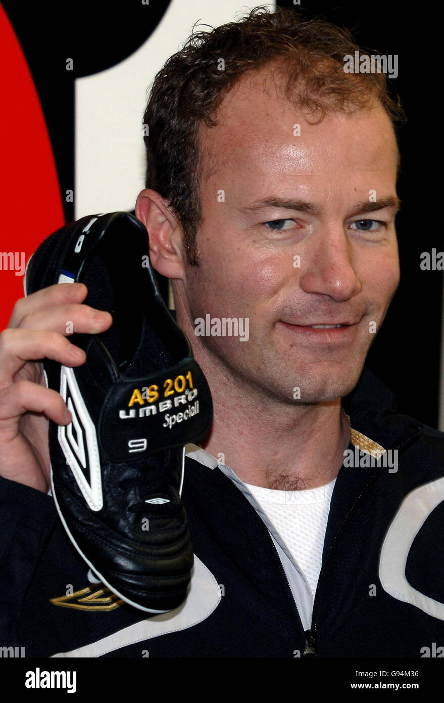 Il Newcastle United's Alan Shearer tiene un paio commemorativo di Umbro speciali 201 stivali ricamati durante una fotocellula a Belmont Industrial Estate, Durham, giovedì 9 febbraio 2006. Shearer ha rotto il record dei 200 obiettivi di Newcastle di Jackie Milburn, quando ha segnato nella sconfitta di Portsmouth del 2-0 il sabato. PREMERE ASSOCIAZIONE foto. Il credito fotografico dovrebbe essere: John Giles/PA. Foto Stock