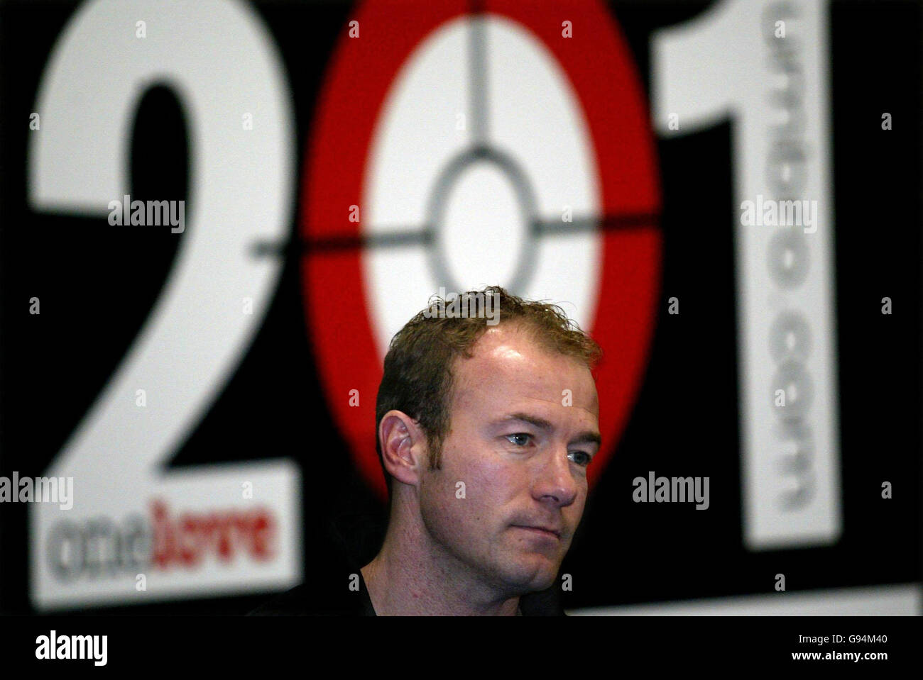 Alan Shearer di Newcastle United durante una fotocellula dove è stato presentato con un paio commemorativo di Umbro speciali 201 stivali ricamati a Belmont Industrial Estate, Durham, giovedì 9 febbraio 2006. Shearer ha rotto il record dei 200 obiettivi di Newcastle di Jackie Milburn, quando ha segnato nella sconfitta di Portsmouth del 2-0 il sabato. PREMERE ASSOCIAZIONE foto. Il credito fotografico dovrebbe essere: John Giles/PA. Foto Stock