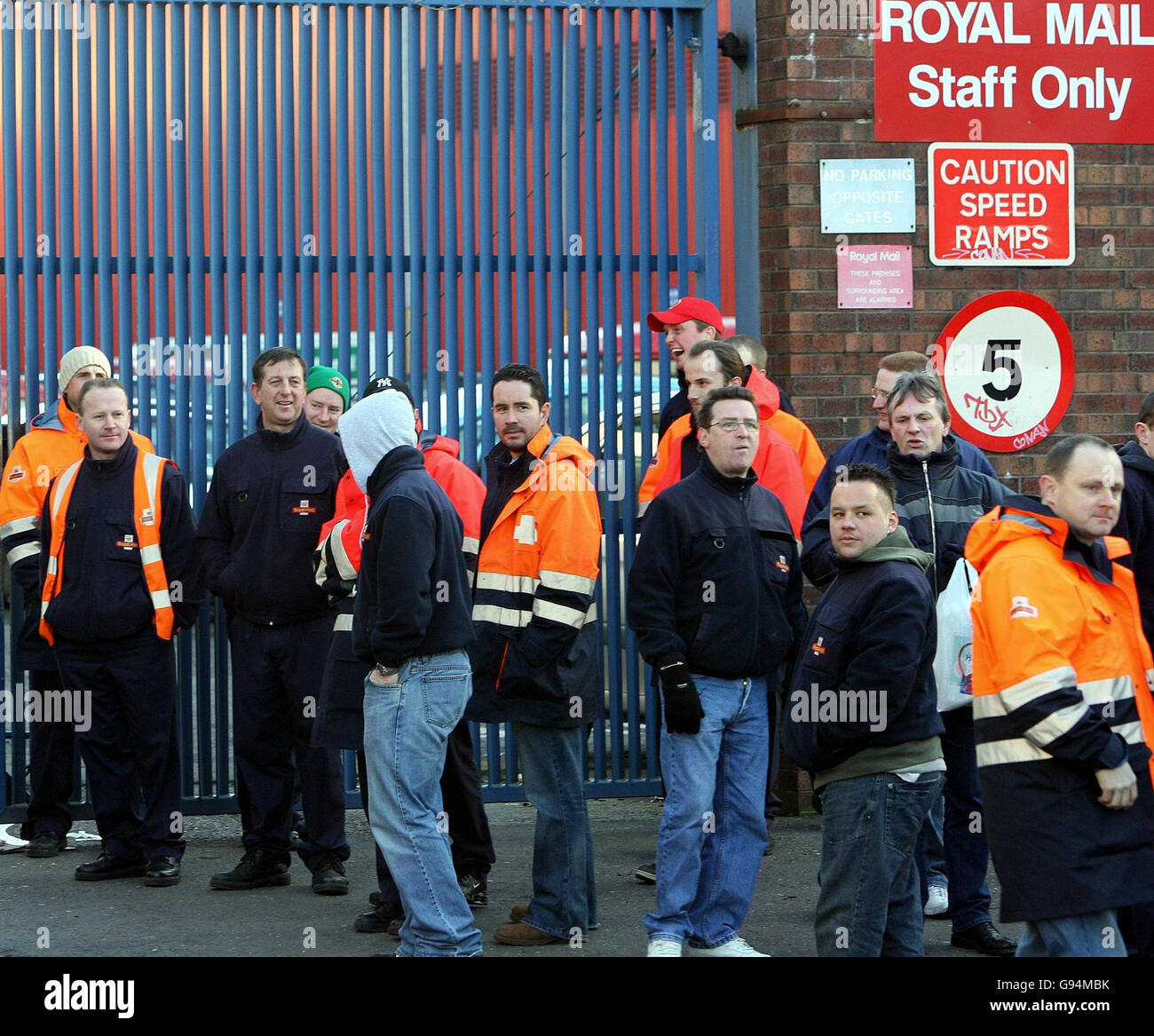 Un post-uomo passa attraverso i lavoratori postali al deposito di Tomba Street a Belfast, giovedì 9 febbraio 2006. Centinaia di pazienti non hanno appuntamenti ospedalieri a causa di un'azione di sciopero non ufficiale da parte dei postini a Belfast. Il personale del City Hospital ha confermato gravi disagi all'unità ambulatoriale. Senza alcun segno di fine alla sosta che ha colpito diverse aree di Belfast, Royal Mail e i 300 uomini di posta sono sotto pressione crescente per concordare i termini per un ritorno al lavoro. Vedi PA Story ULSTER Strike. PREMERE ASSOCIAZIONE foto. Il credito fotografico dovrebbe essere: Paul Faith/PA Foto Stock