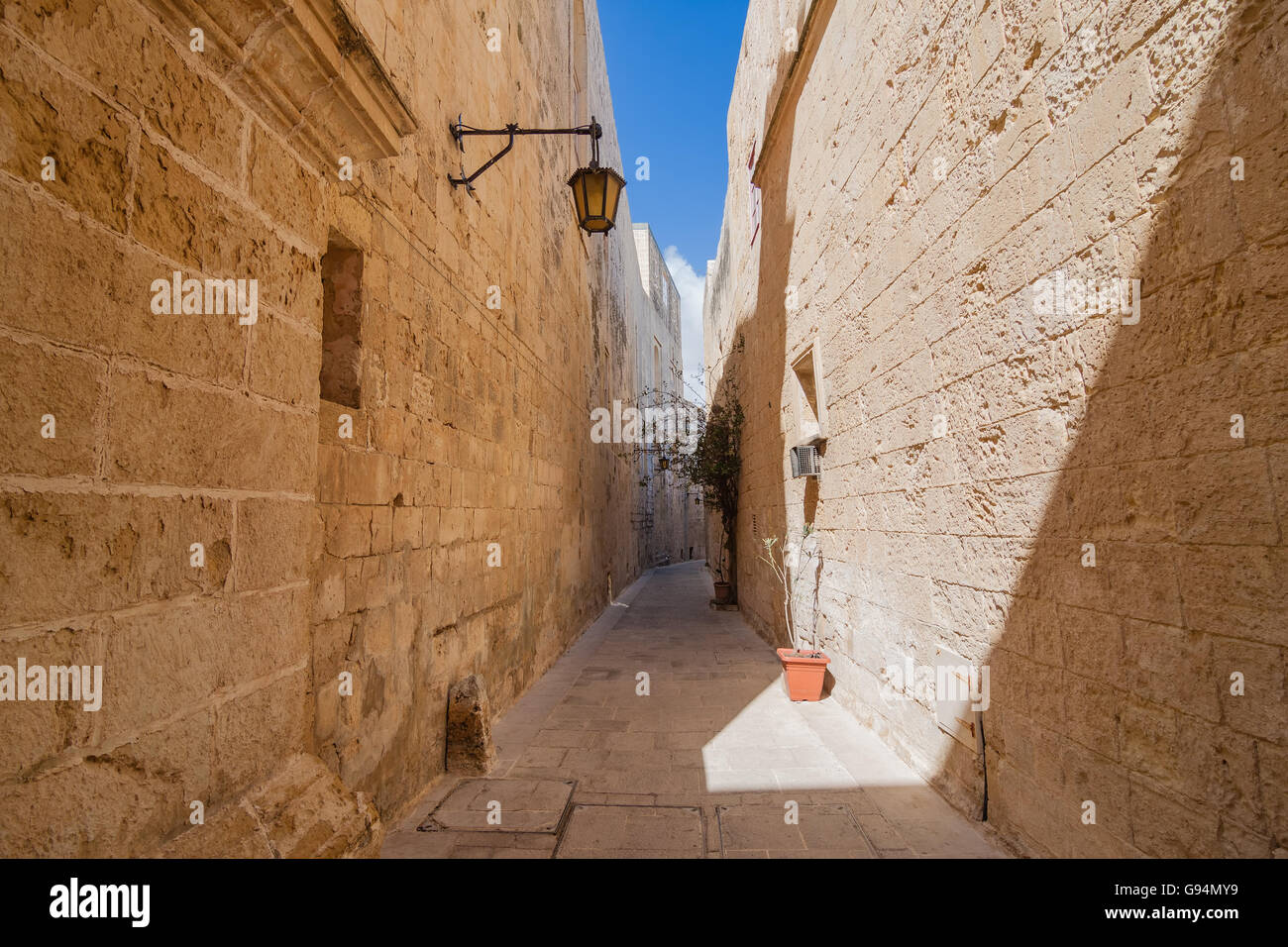 Silenzioso e magico vicolo di Mdina, Malta - vecchia capitale e città silenziosa di malta - città medioevale Foto Stock
