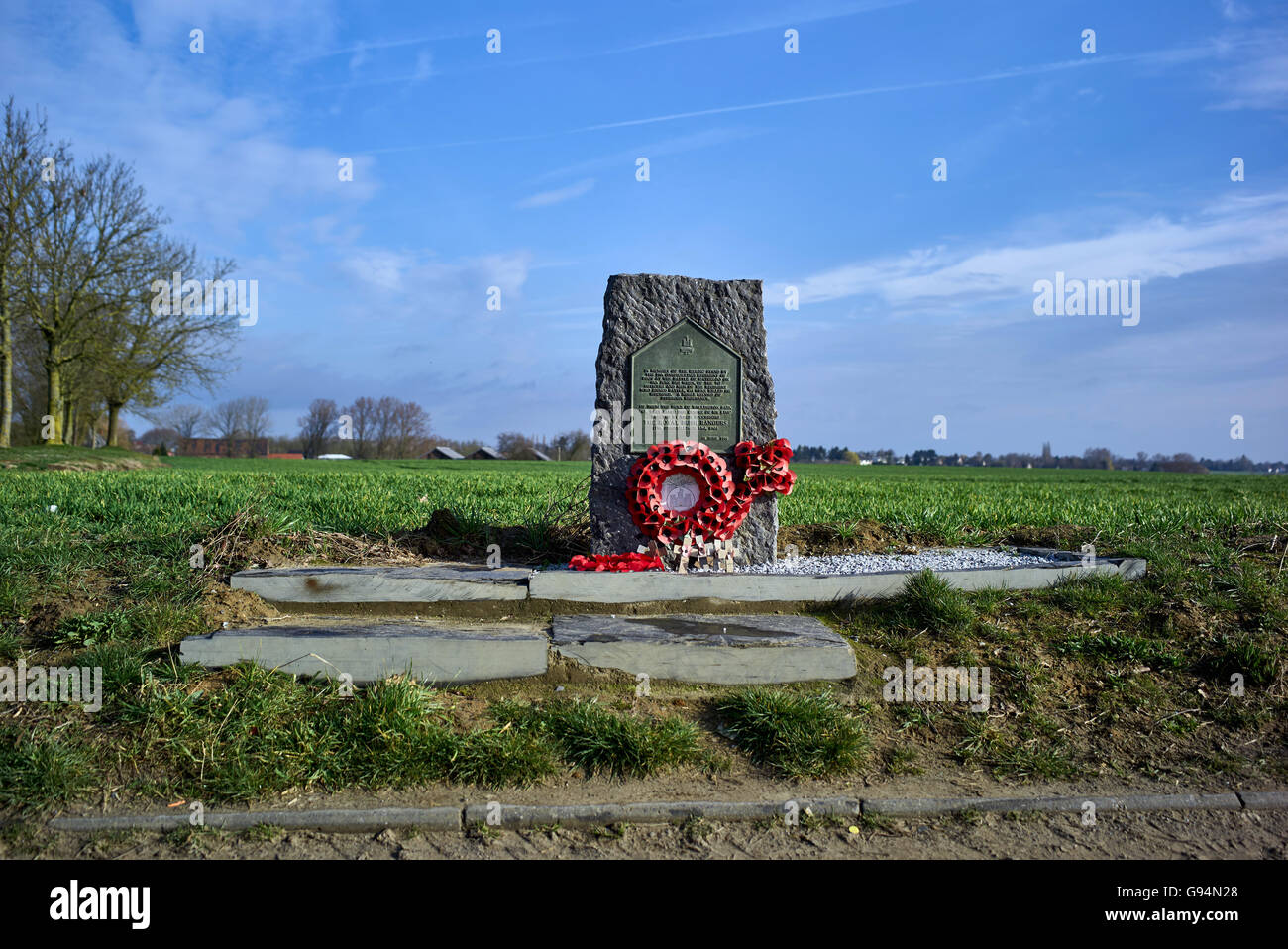 Monumento di granito per gli Irlandesi 27 piedi Inniskilling reggimento che sono state decimate come si fermarono in una formazione a quadrato su questo posto in occasione della battaglia Foto Stock