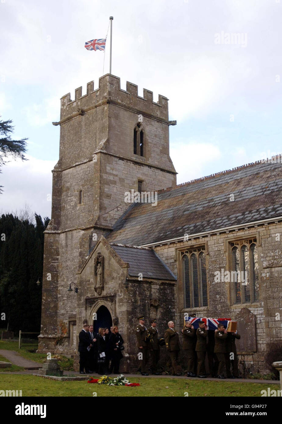 La bara e i lutto lasciano i funerali del caporale Gordon Pritchard, il centesimo membro delle forze armate britanniche a morire dall'inizio delle ostilità in Iraq, a Radstock, Somerset, lunedì 20 febbraio 2006. La CPL Pritchard, 31 anni, della Royal Scots Dragoon Guards, fu uccisa immediatamente il 31 gennaio quando la Land Rover in cui stava viaggiando fu colpita da una bomba a bordo strada. Il soldato, originario di Edimburgo, aveva prestato servizio a um Qasr, nella provincia di Basra. Vedi PA Story FUNERALE Soldier. PREMERE ASSOCIAZIONE foto. Il credito fotografico dovrebbe essere: Barry Batchelor/PA Foto Stock