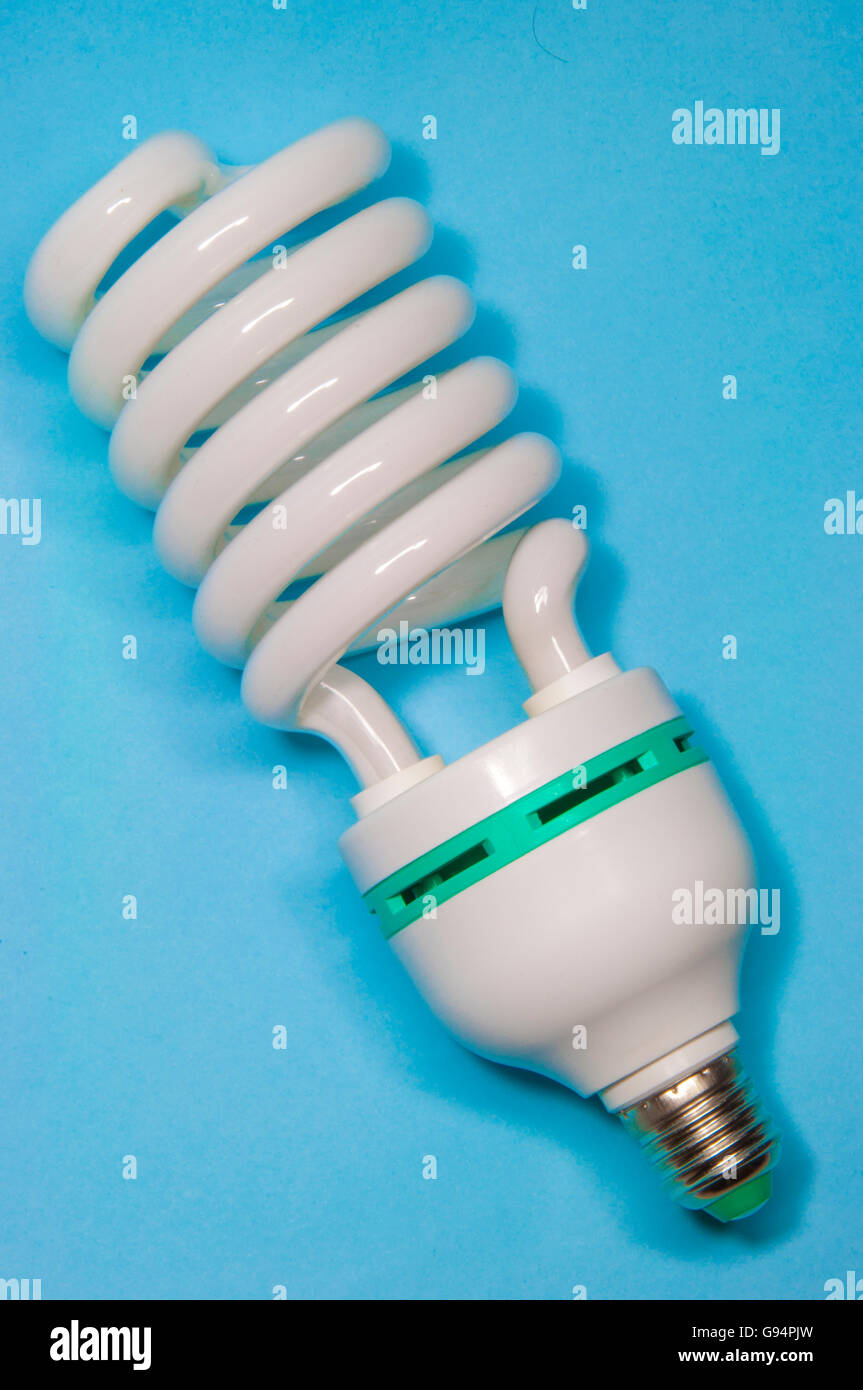 Bianco a bassa energia lampadina luce su sfondo blu Foto Stock