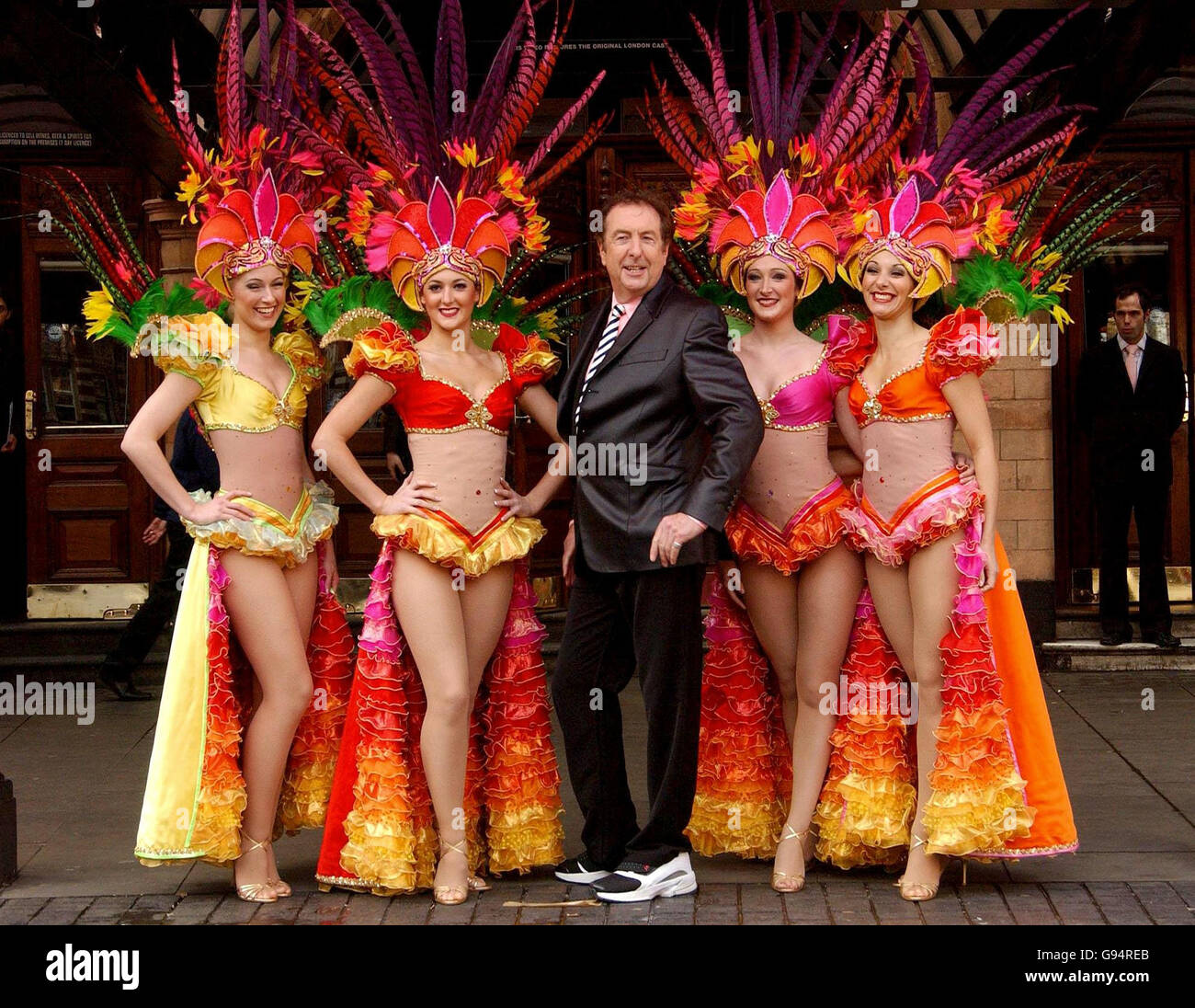 Eric Idle (centro) durante una fotocellula per lanciare la corsa West End del suo musical medievale Spamalot, vincitore del Tony Award, basato sul Sacro Graal di Monty Python, al Palace Theatre, nel centro di Londra, martedì 21 febbraio 2006. PREMERE ASSOCIAZIONE foto. Il credito fotografico dovrebbe essere: Anthony Harvey/PA Foto Stock