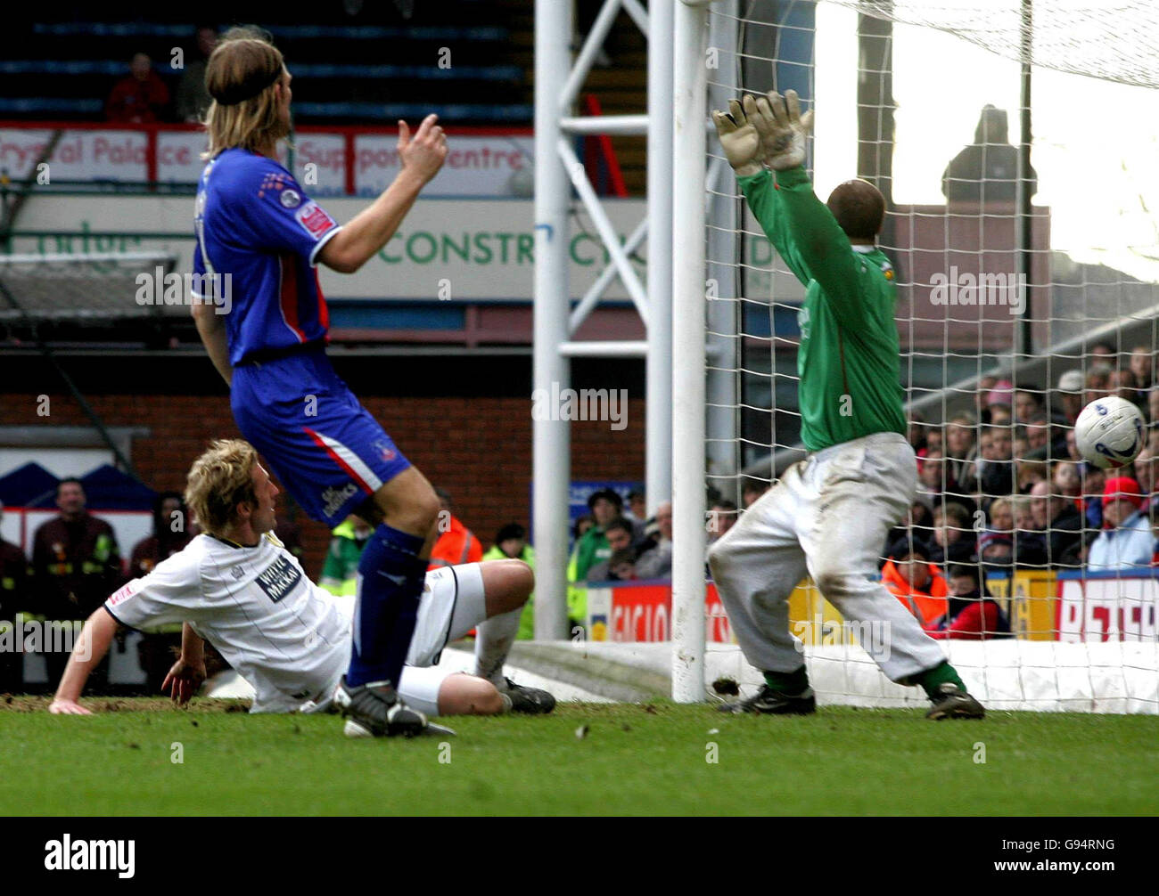 Rob Hulse (L) di Leeds United segna il secondo gol contro Crystal Palace durante la partita del campionato Coca-Cola a Selhurst Park, Londra, sabato 4 marzo 2006. PREMERE ASSOCIAZIONE foto. Il credito fotografico dovrebbe essere: Lindsey Parnaby/PA. . Foto Stock