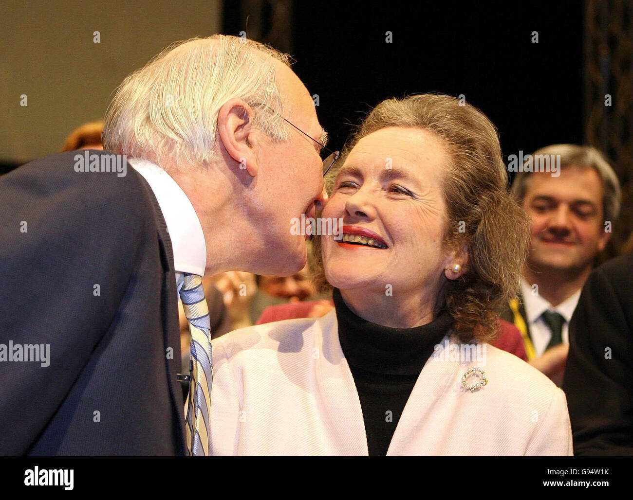 Il nuovo leader liberaldemocratico Sir Menzies Campbell bacia sua moglie Elsth dopo aver affrontato la conferenza del suo partito ad Harrogate, domenica 5 marzo 2006. Sir Menzies oggi ha suggerito di punire le tasse per combattere il riscaldamento globale. Egli ha affermato che il sistema fiscale deve fornire incentivi alle imprese e ai singoli individui affinché si comportino in modo tale da sostenere l'ambiente. Vedi PA Storia POLITICA LibDems. PREMERE ASSOCIAZIONE foto. Il credito fotografico dovrebbe essere: Owen Humphreys/PA. Foto Stock