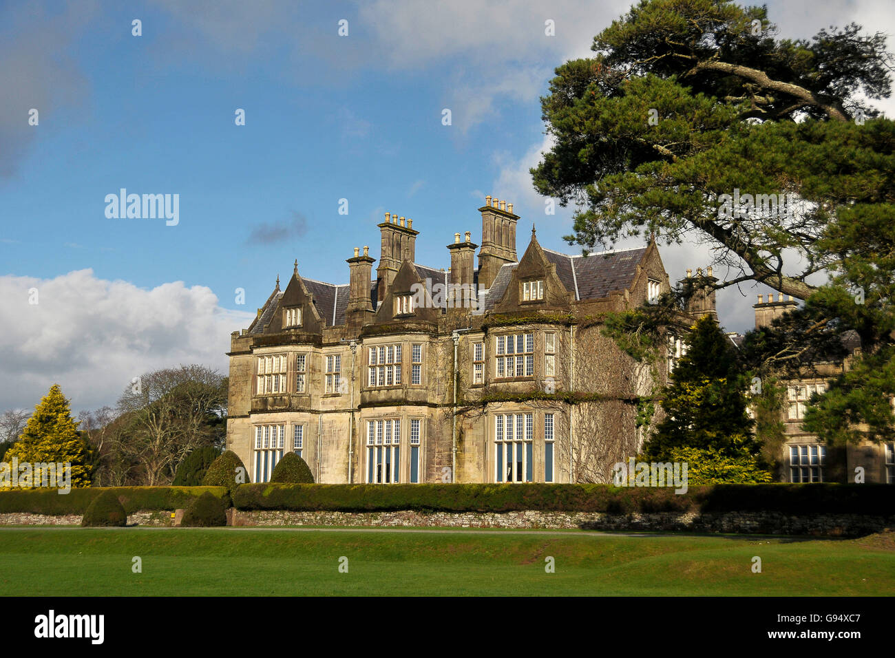 Muckross giardino, parco di Muckross House, Killarney, Killarney National Park, Iveragh peninsula, nella contea di Kerry, Irlanda / mansion Foto Stock