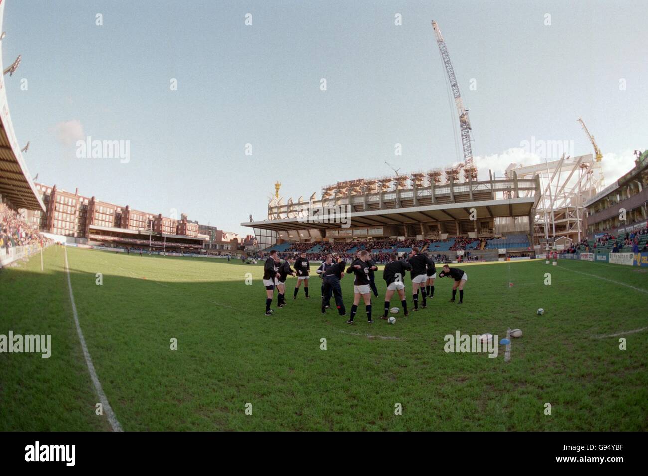 Rugby Union - Anglo-Welsh friendly - Cardiff / Swansea. I giochi si sustengono mentre il Milennium Stadium, sede della finale della Coppa del mondo 1999, prende forma sullo sfondo Foto Stock