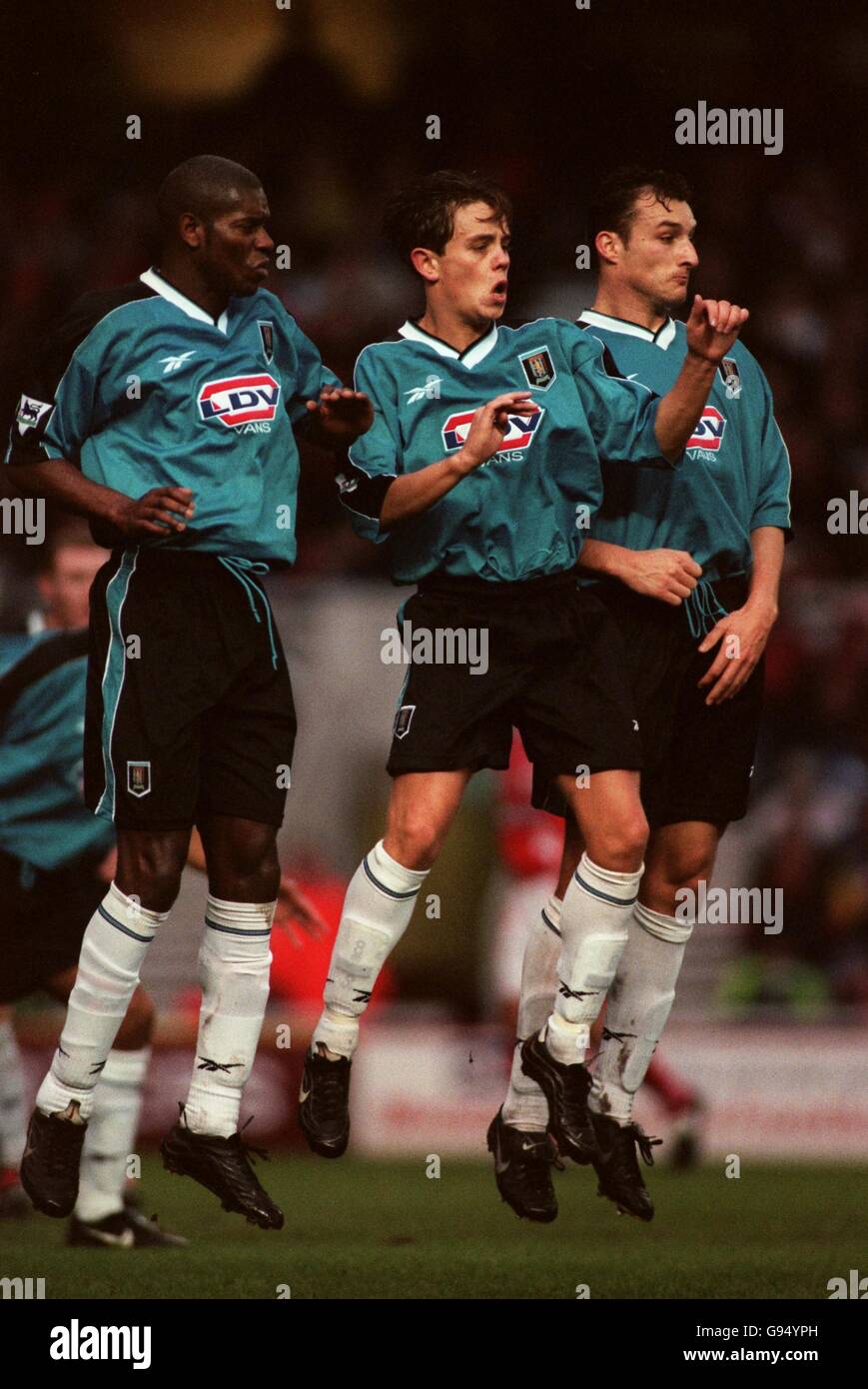 Calcio - fa Carling Premiership - Middlesbrough / Aston Villa. Aston Villa (sinistra-destra) Ian Taylor, Lee Hendrie e Ricardo Scimeca saltano per cercare di bloccare un calcio libero Foto Stock