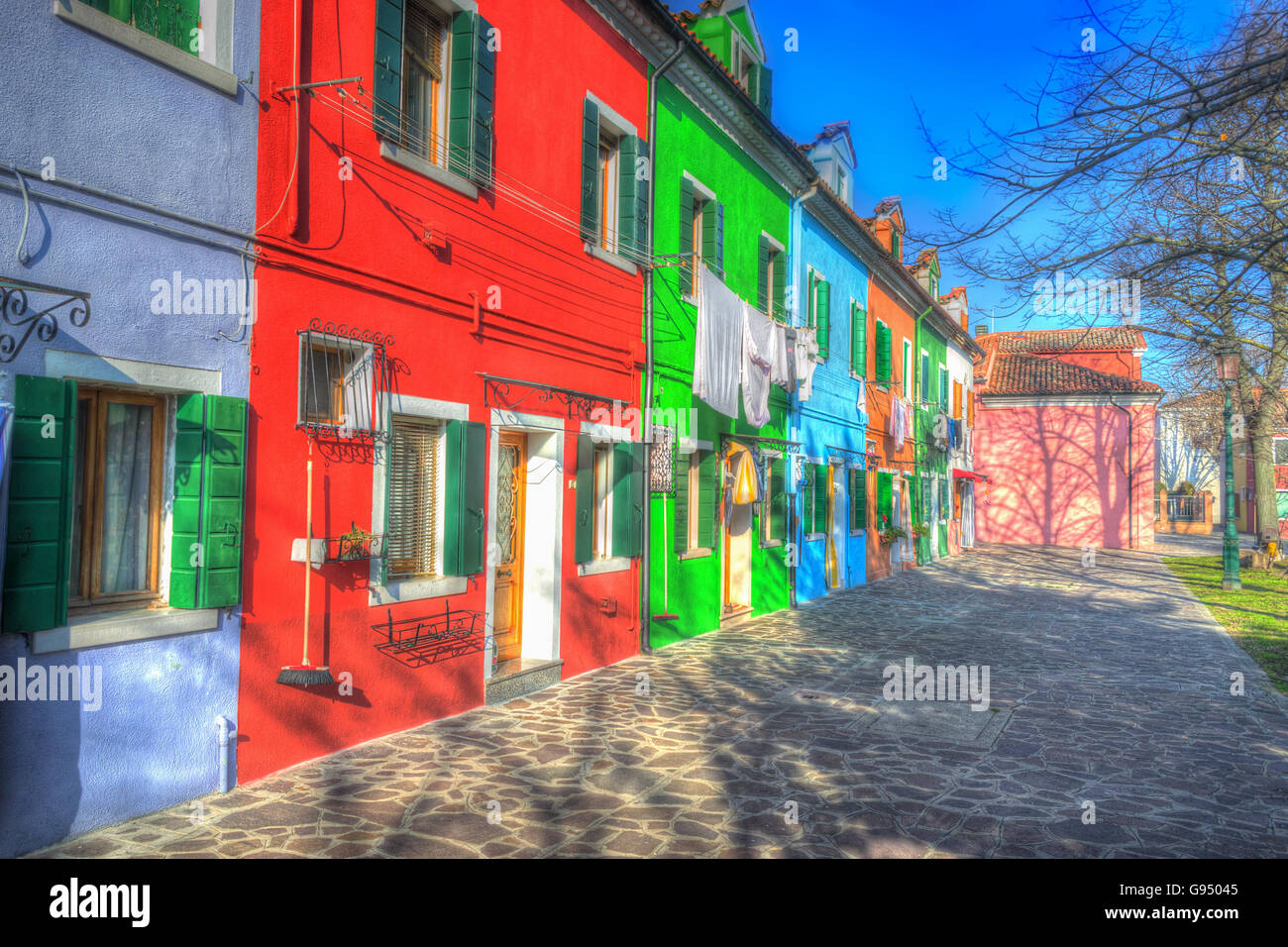 Case colorate in una piazza di Burano, Italia. ISO 100, pesanti trasformati per effetto hdr. Foto Stock