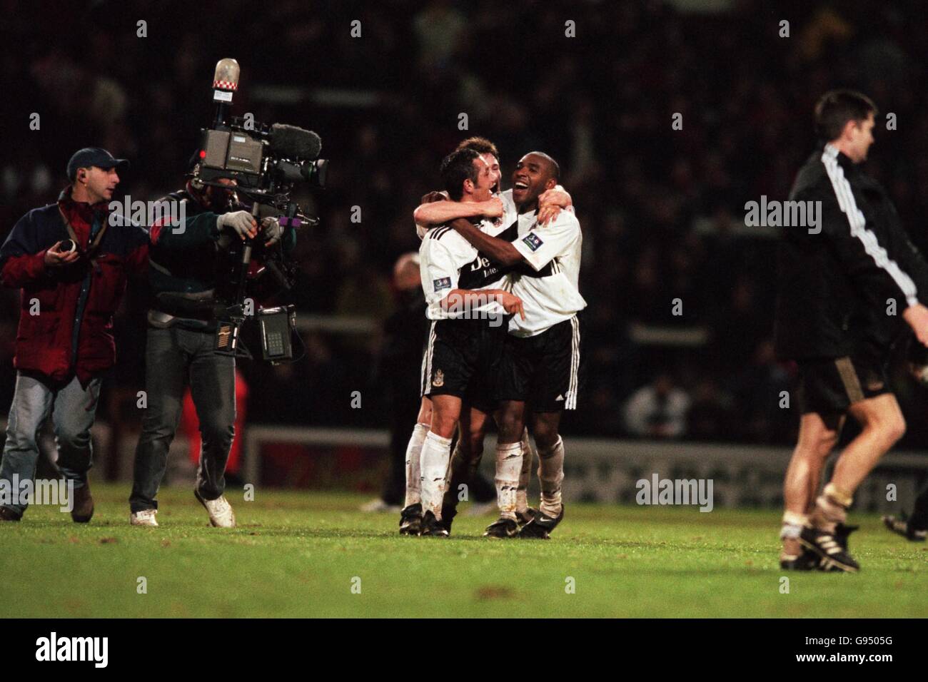 Il cameraman Sky TV si concentra sul vincitore, Barry Hayles di Fulham (a destra), mentre festeggia con i compagni di squadra dopo il fischio finale Foto Stock