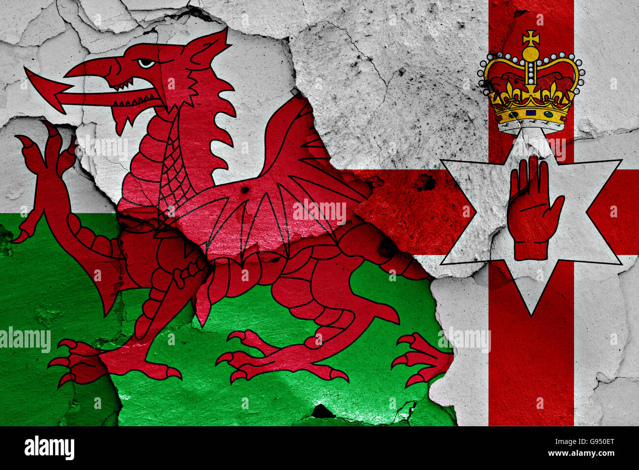 Le bandiere del Galles e dell'Irlanda del Nord dipinta sulla parete incrinato Foto Stock