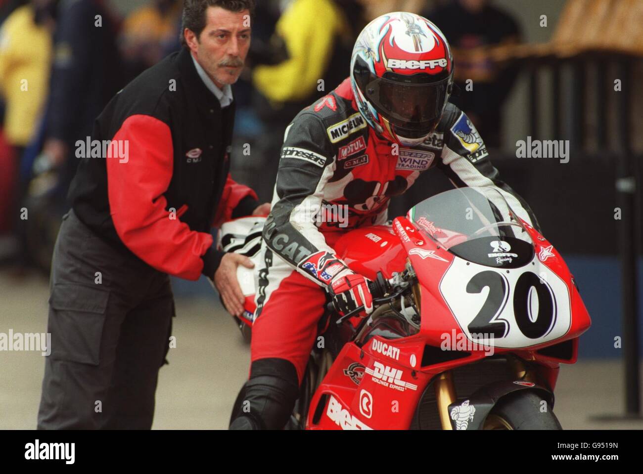 Superbike World Championship - Donington. Doriano Romboni, Ducati R&D Racing Team viene spinto fuori dai box. Foto Stock