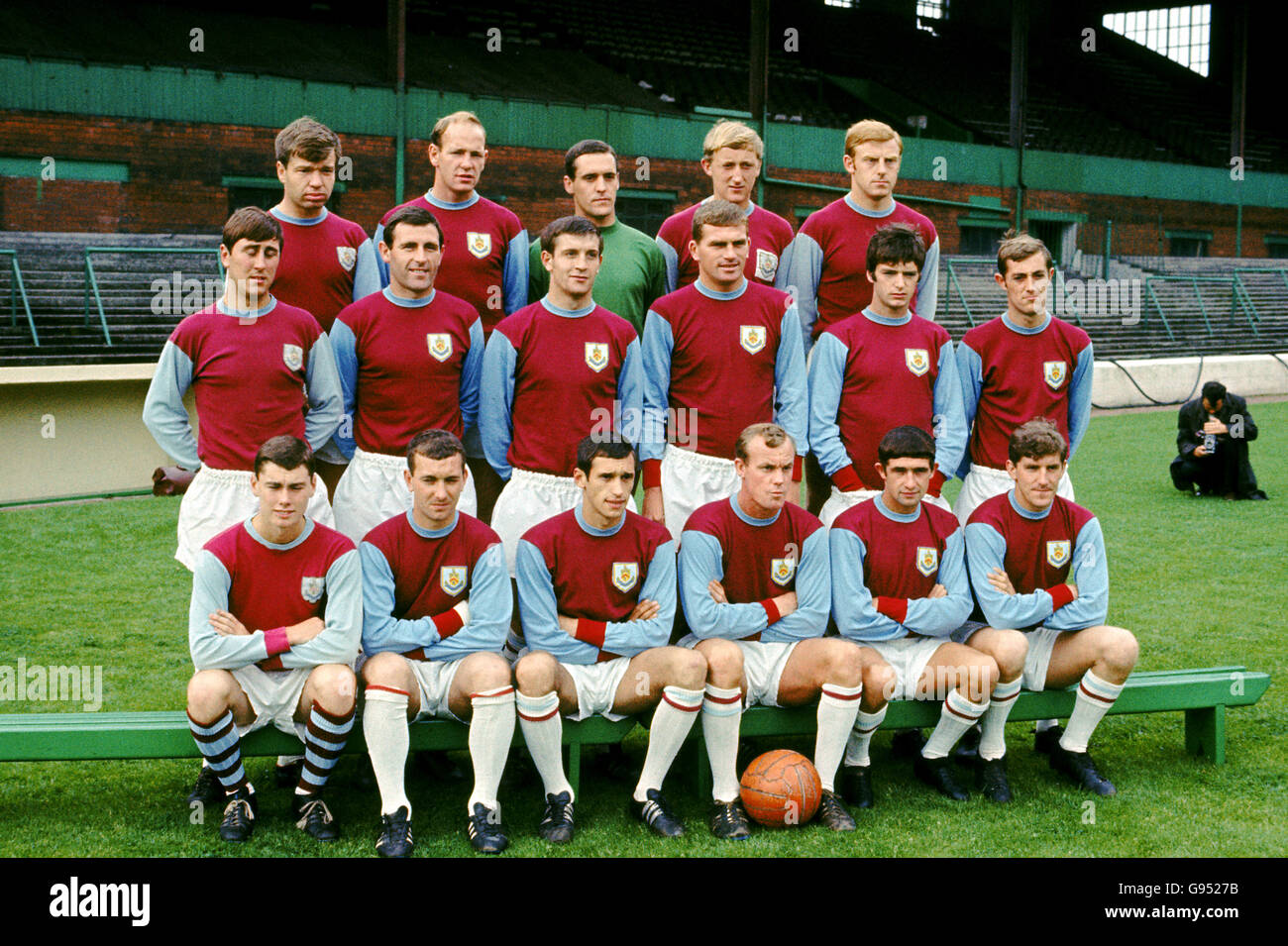 Gruppo del team Burnley: (Back row, l-r) Alex Elder, Andy Lochead, Harry Thomson, Sam Todd, Dave Merrington (middle row, l-r) Mike Buxton, John Angus, Colin Blant, Brian Miller, Willie Morgan, Bellamy. Prima fila Dave Thomas, Brian o'Neil, Frank Casper, Gordon Smith, Arthur Latcham, Les. Foto Stock