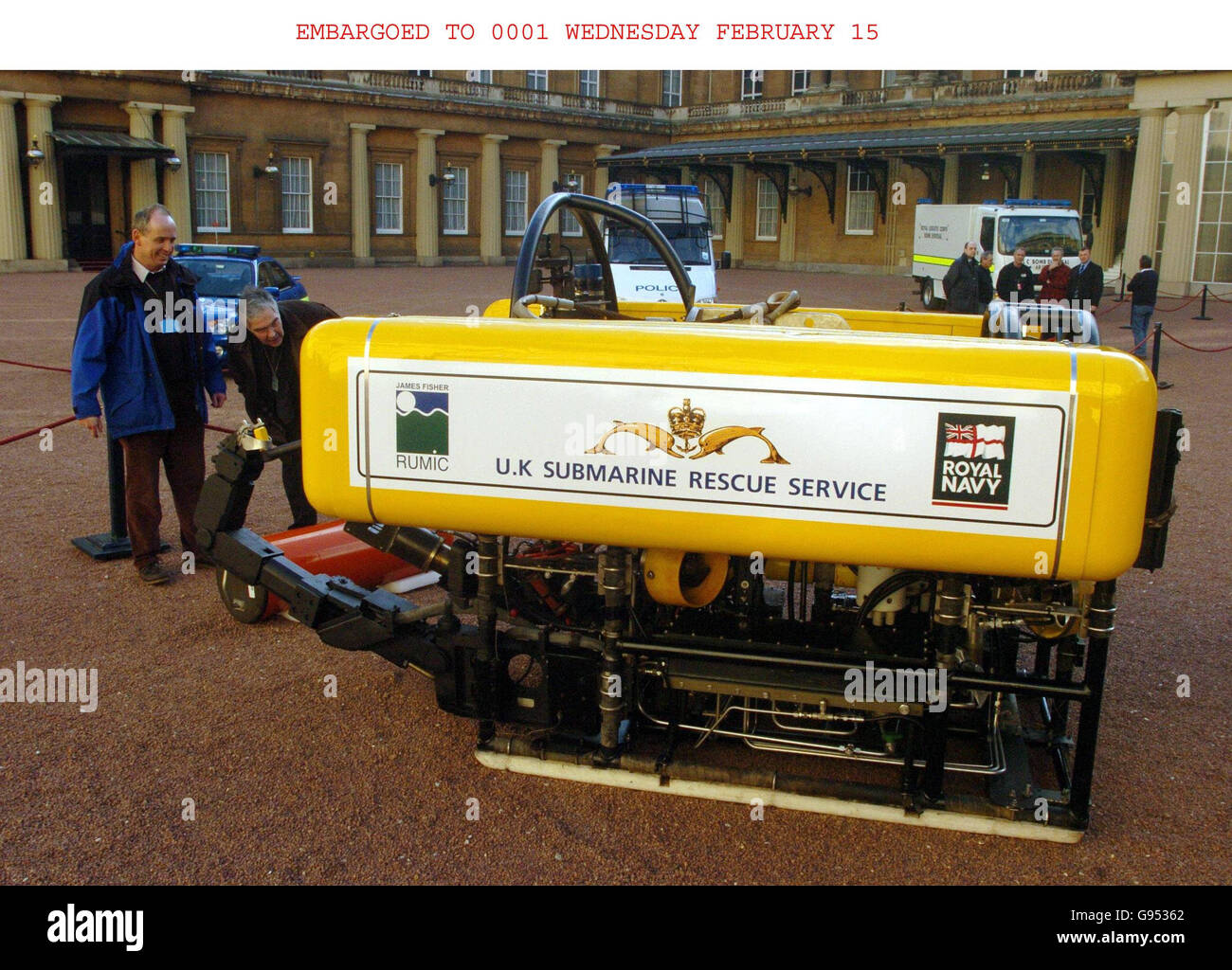 Il Comandante Ian Riches (a sinistra) della Royal Navy parla con il designer di illuminazione Thorsten Merriott (seconda a sinistra) oltre a un robot Scorpio del Regno Unito Submarine Rescue Service nel quadrilatero di Buckingham Palace nel centro di Londra, martedì 14 febbraio 2006. I veicoli di risposta di emergenza sono stati impostati per riunirsi al palazzo prima della ricezione dei servizi di emergenza e di risposta alle catastrofi di domani che si terrà a Buckingham Palace su invito della Regina Elisabetta II PREMERE ASSOCIAZIONE foto. Il credito fotografico dovrebbe essere: Johnny Green/WPA Rota/PA. Foto Stock