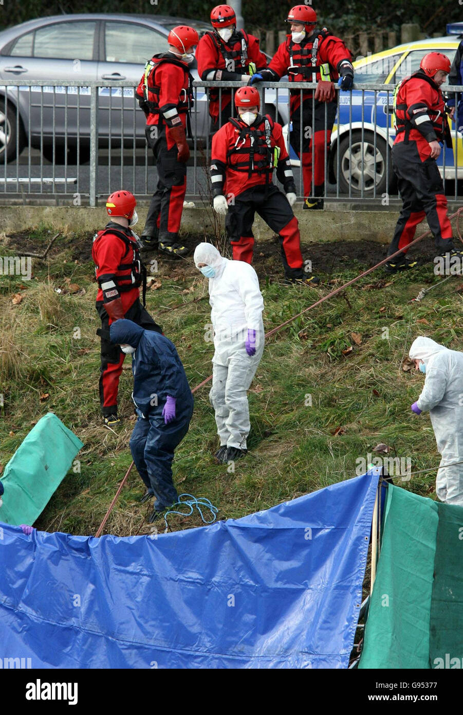 Gli ufficiali forensi della polizia si preparano ad esaminare un corpo nel fiume Lagan a Belfast, martedì 14 febbraio 2006. La polizia ha detto che il corpo è stato avvistato vicino al Ponte del Governatore nella zona di Stranmillis da un membro del pubblico. Non è noto per quanto tempo il corpo era stato in acqua e deve ancora essere identificato. Vedi la storia di PA ULSTER Body. PREMERE ASSOCIAZIONE foto. Il credito d'immagine dovrebbe essere: Paul Faith/PA. Foto Stock