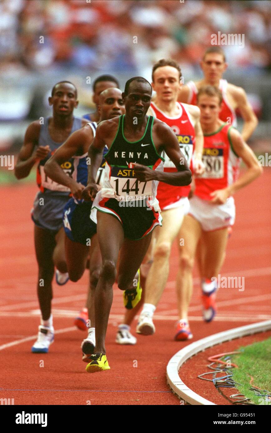 Atletica - 16° Giochi del Commonwealth - Kuala Lumpur, Malesia - Semifinale maschile da 1500 m. John Kibowen del Kenya guida il gruppo Foto Stock