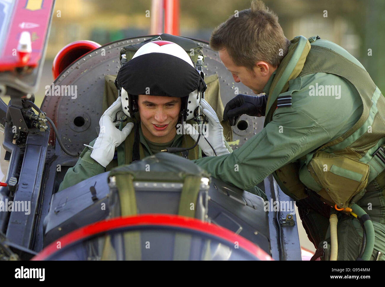 Cadetto aereo Richard Jarvis (a sinistra) da Ferndown, Dorset è aiutato dal pilota di frecce Flight LT. Andy Robins prima del decollo con le famose frecce rosse al RAF Scampton, Lincolnshire, giovedì 16 2006 febbraio. Richard Jarvis, 19 anni, diventerà una delle pochissime persone al mondo invitate a volare con il team Royal Air Force. Le frecce rosse hanno offerto la rara opportunità di vincere il primo posto in uno dei più difficili corsi di formazione per i giovani disponibili: Il corso Air Cadet Junior Leaders. Vedi PA Story DEFENSE Red Arrows. PREMERE ASSOCOCIATION. Il credito fotografico dovrebbe essere: Rui Vieira/PA Foto Stock