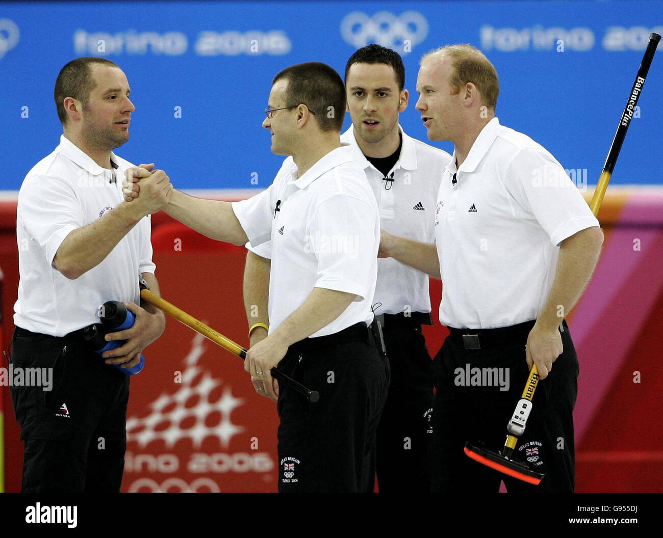 Euan Byers, Warwick Smith, David Murdoch ed Ewan McDonald della Gran Bretagna (da L-R) festeggiano dopo la loro partita di curling contro la Svizzera durante le Olimpiadi invernali allo stadio Palaghiaccio, Pinerolo, Italia, sabato 18 febbraio 2006. Vedere la storia della PA OLIMPIADI invernali. PREMERE ASSOCIAZIONE foto. Il credito fotografico dovrebbe essere: Andrew Milligan/PA. Foto Stock