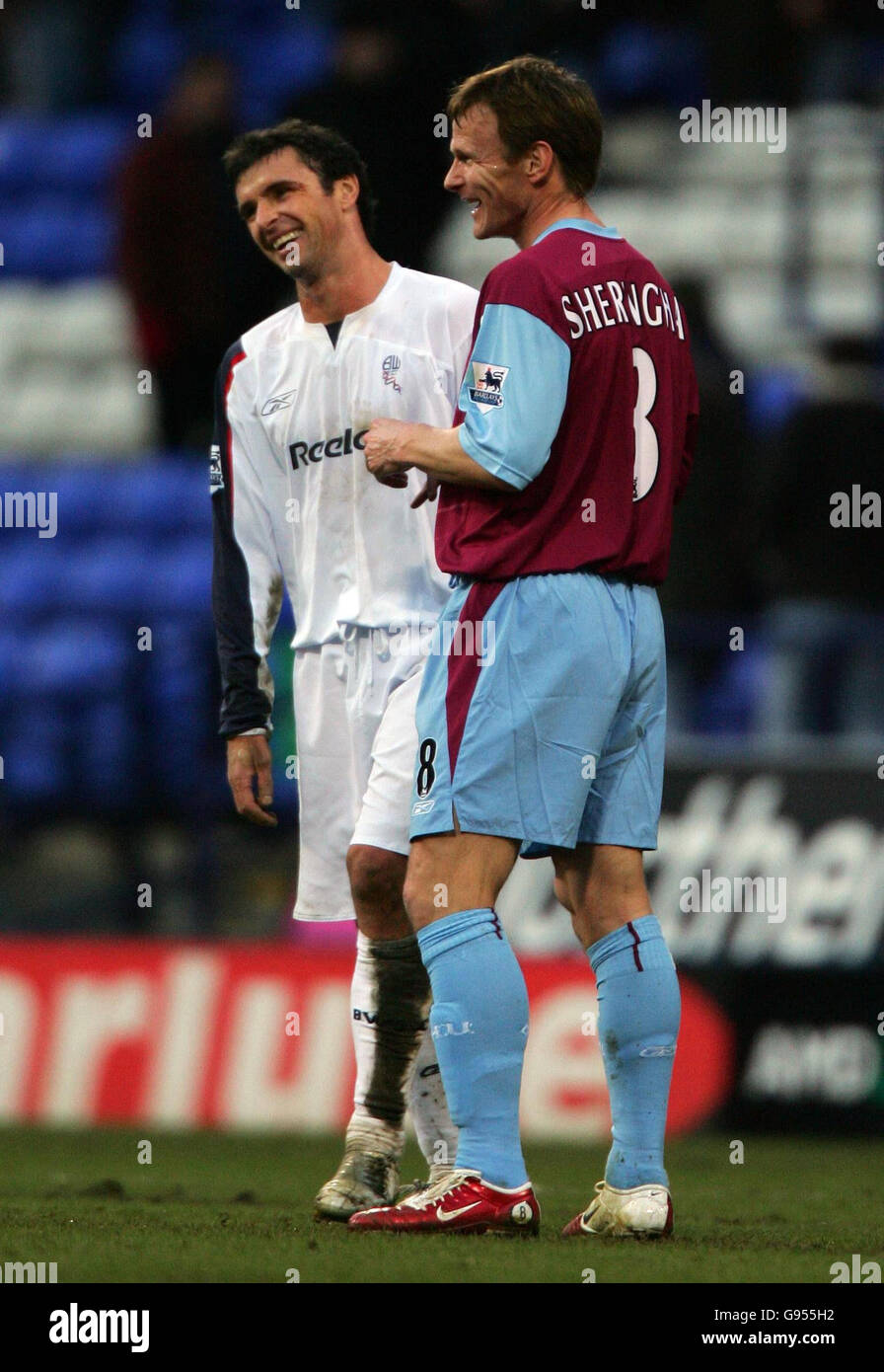 West Ham United's Teddy Sheringham (R) scuote le mani con Bolton Wanderers Gary Speed dopo il loro sorteggio 0-0 nella quinta partita della fa Cup al Reebok Stadium di Bolton, sabato 18 febbraio 2006. PREMERE ASSOCIAZIONE foto. Il credito fotografico dovrebbe essere: Nick Potts/PA. Foto Stock