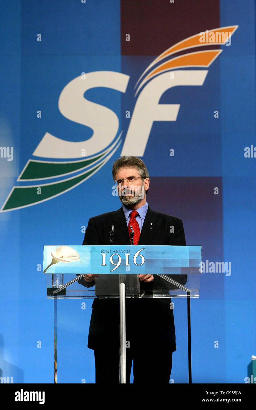 Il leader del Sinn Fein Gerry Adams ha tenuto il suo discorso di apertura alla conferenza del partito Sinn Fein a Dublino, sabato 18 febbraio 2006. Vedi PA storia POLITICA Sinn Fein. PREMERE ASSOCIAZIONE foto. Il credito fotografico dovrebbe essere: Niall Carson/PA. Foto Stock