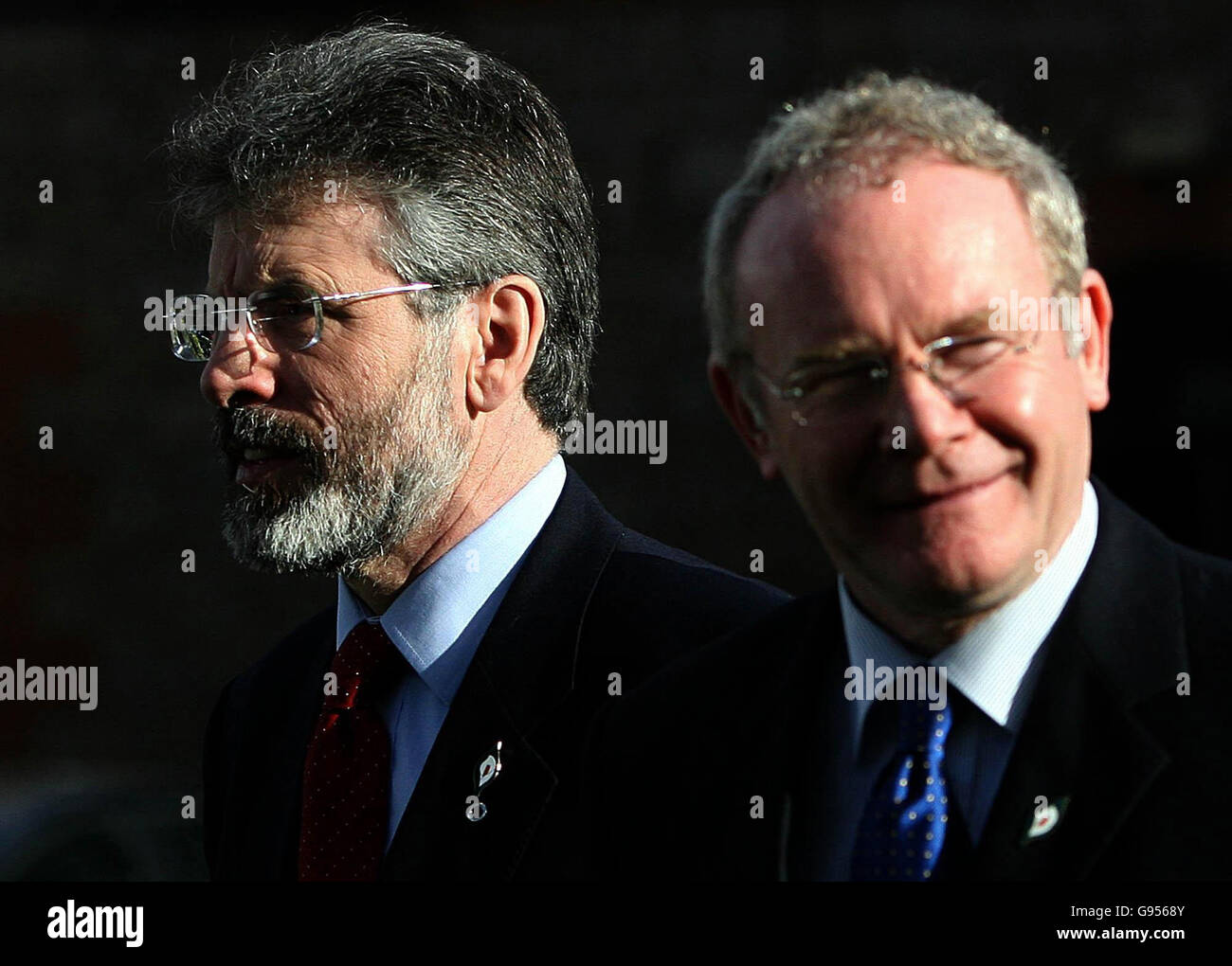 Il leader del Sinn Fein Gerry Adams e il vice leader Martin McGuinness alla conferenza Party di Dublino, domenica 19 febbraio 2006. Vedi PA storia POLITICA Sinn Fein. PREMERE ASSOCIAZIONE foto. Il credito fotografico dovrebbe essere: Niall Carson/PA Foto Stock