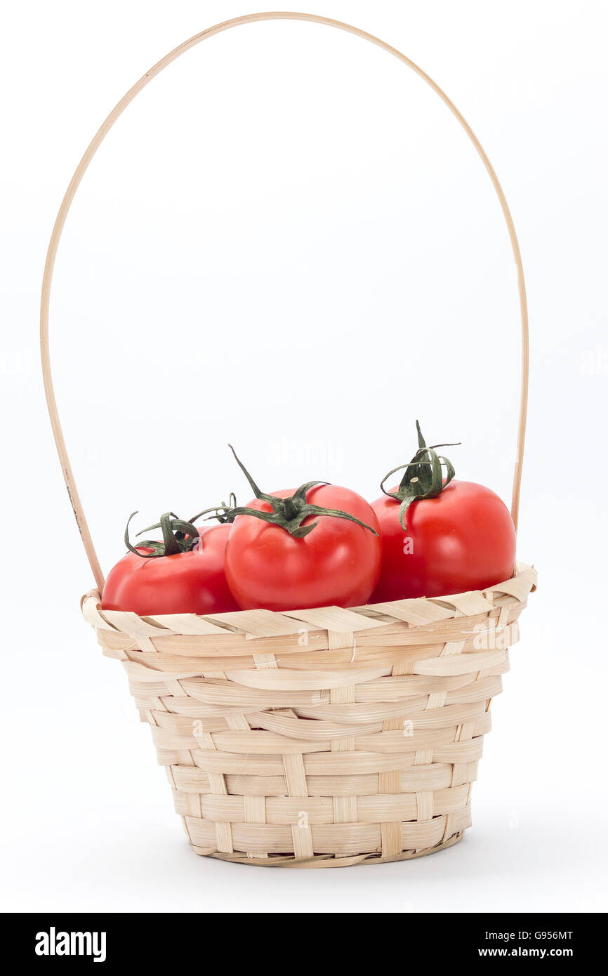 Pomodori wattled nel cesto di legno su sfondo bianco Foto Stock