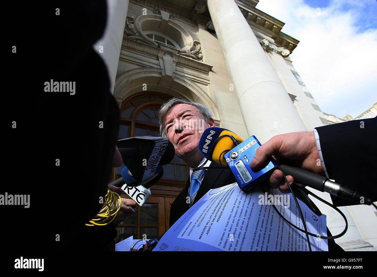 Il ministro irlandese degli Affari sociali Seamus Brennan TD si trova di fronte ai media, lunedì 20 febbraio 2006, a seguito della pubblicazione del progetto di legge sulla riforma e le pensioni in materia di previdenza sociale. Il disegno di legge attua una serie di riforme significative e miglioramenti in materia di diritti sociali e di politica sociale. Vedere PA storia POLITICA Welfare STAMPA ASSOCIAZIONE foto. Il credito fotografico dovrebbe essere: Julien Behal/PA. Foto Stock