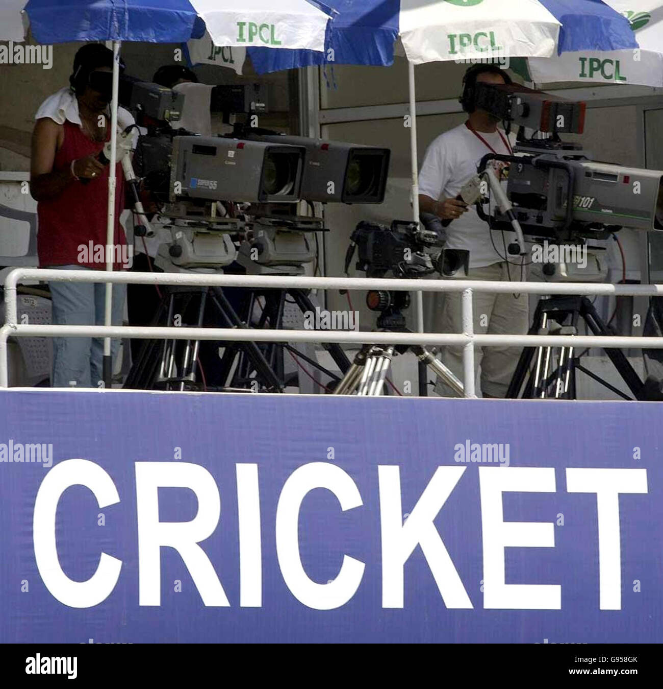 Le telecamere guardano l'azione durante il secondo giorno del tour match inglese contro l'XI del presidente del consiglio indiano al campo di cricket IPCL, Baroda, India, venerdì 24 febbraio 2006. Sky Sports ha vinto il diritto di visualizzare in diretta la copertura delle partite di test in India. Vedi la storia della Pennsylvania CRICKET Inghilterra. PREMERE ASSOCIAZIONE foto. Il credito fotografico deve essere: Rebecca Naden/PA. ***SOLO PER USO EDITORIALE - NON USO DI TELEFONI CELLULARI*** Foto Stock