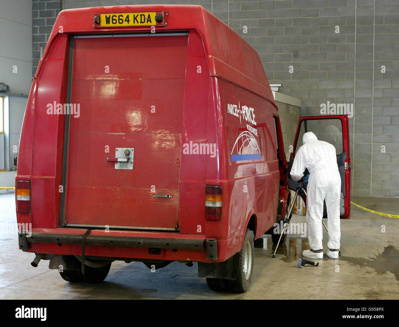 Gli ufficiali forensi della polizia esaminano un furgone rosso con la grafica della forza del pacco, vicino Maidstone, Kent. Foto Stock