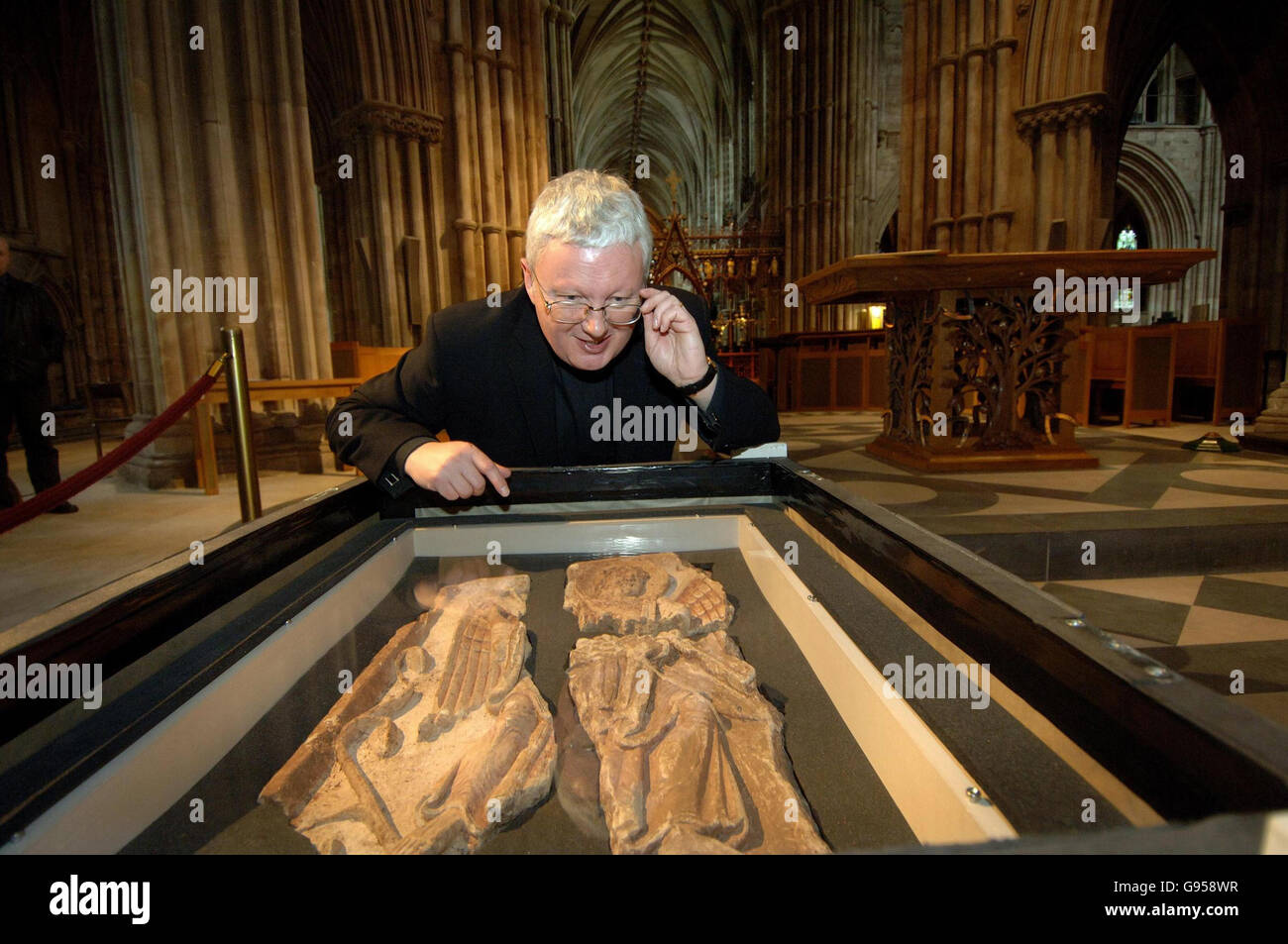 Il Decano di Lichfield, Adrian Dorber guarda al 'Angelo Lichfield', venerdì 24 febbraio 2006. La figura scolpita di 1,300 anni è stata oggi svelata ai giornalisti per la prima volta da quando è stata scoperta durante gli scavi nella Cattedrale di Lichfield. La scultura in pietra è stata soprannominata l'Angelo Lichfield ed è acclamata come "il fondamento stesso dell'arte inglese". Scopri PA Story HERITAGE Angel. PREMERE ASSOCIAZIONE foto. Il credito fotografico dovrebbe essere: David Jones/PA. Foto Stock