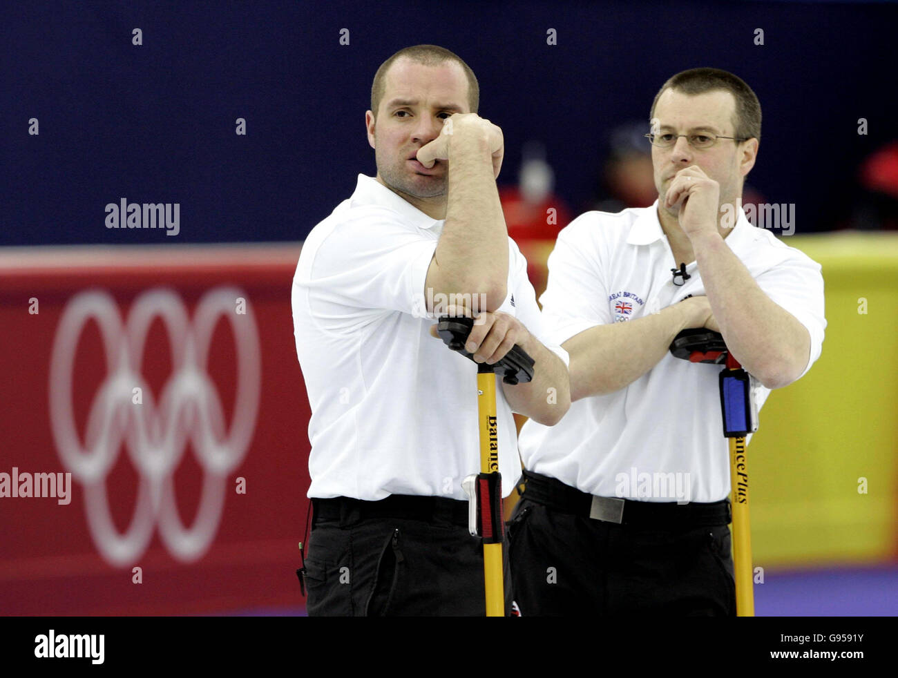 La Gran Bretagna Euan Byers (L) e Warwick Smith durante la finale maschile della medaglia di bronzo curling contro gli USA alle Olimpiadi invernali di Pinerolo Palaghiaccio, Italia, venerdì 24 febbraio 2006. I curlers maschili britannici hanno perso la partita di bronzo-medaglia 8-6 agli Stati Uniti per andare a casa a mani vuote da Pinerolo. Vedere la storia della PA OLIMPIADI invernali. PREMERE ASSOCIAZIONE foto. Il credito fotografico dovrebbe essere: Andrew Milligan/PA. Foto Stock