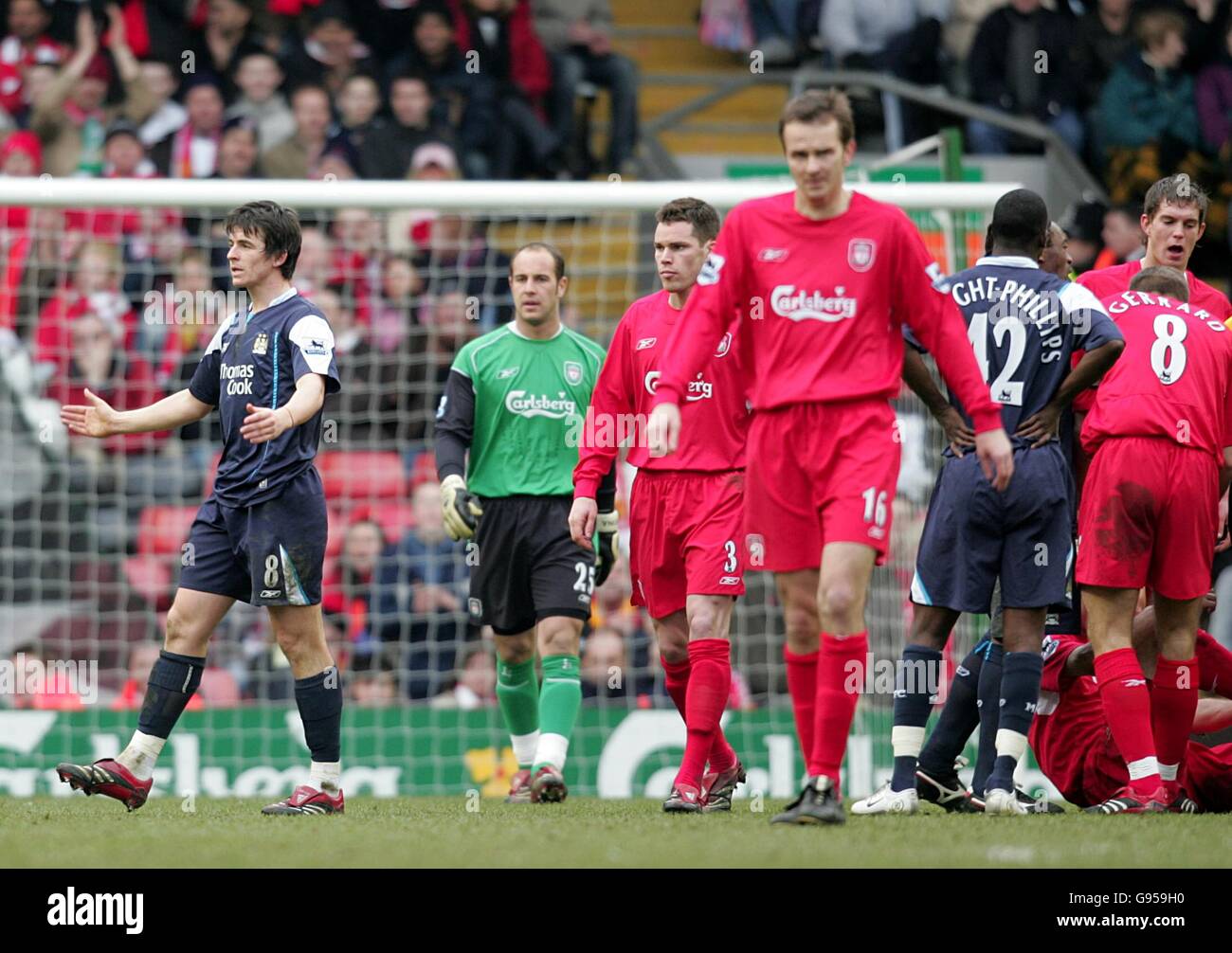 Joey Barton (l) di Manchester City lascia il campo dopo essere stato Ha mostrato una seconda carta gialla dopo una sfida su Liverpool's. Sami Hyypia Foto Stock