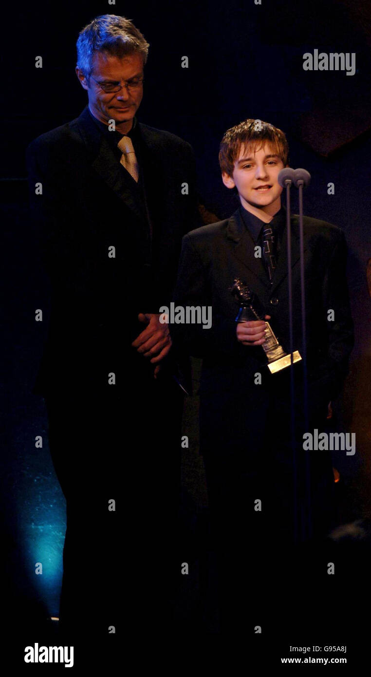 Il regista Stephen Dendry e Leon Cooke, uno degli attori musicali di Billy Elliot, raccolgono il premio per il miglior musical per Billy Elliot, durante i Laurence Olivier Awards, al London Hilton on Park Lane, nel centro di Londra, domenica 26 febbraio 2006. PREMERE ASSOCIAZIONE FOTO. Il credito fotografico dovrebbe essere: Yui Mok/PA Foto Stock