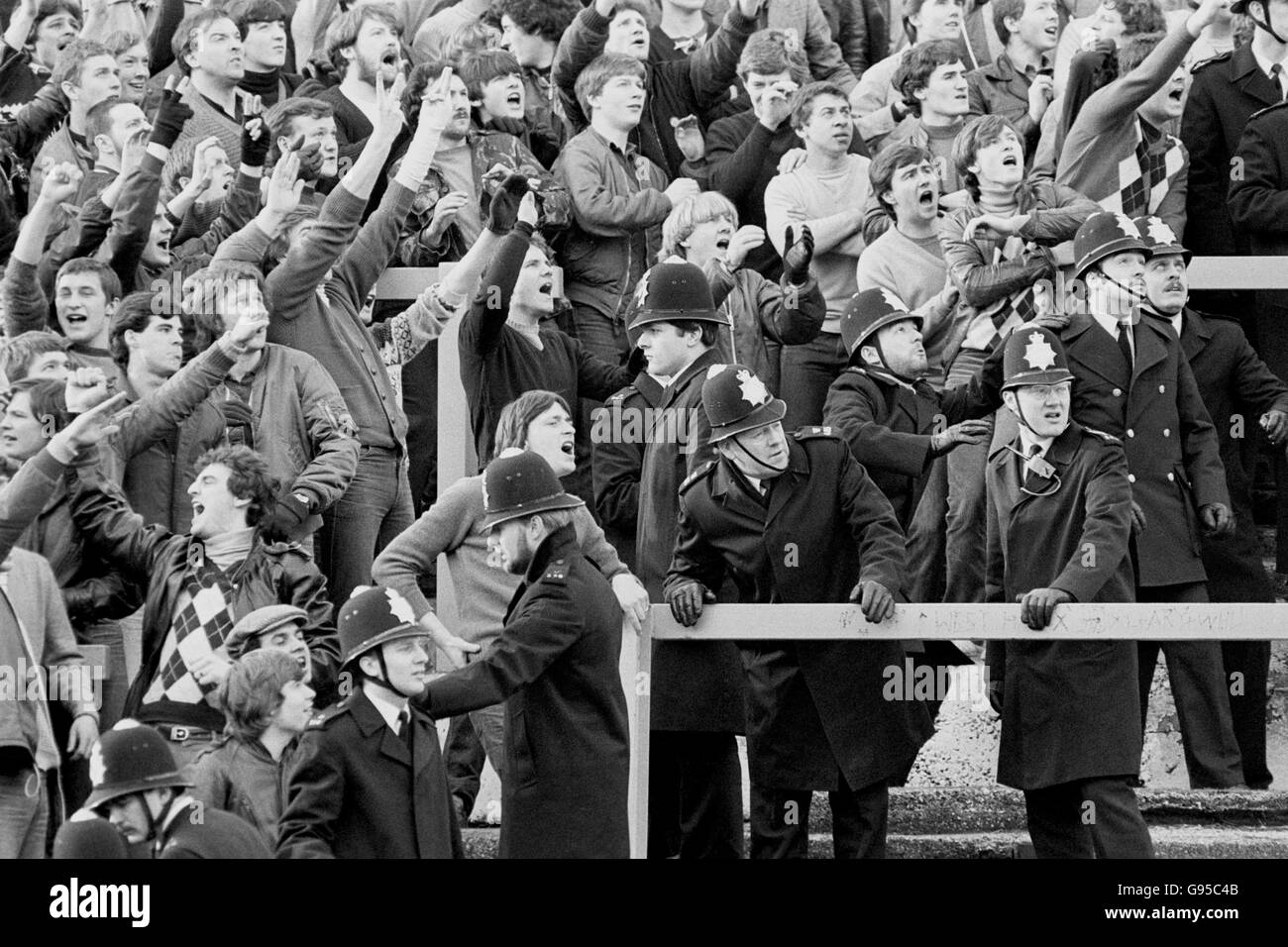 Calcio - fa Cup - Fifth Round - Chelsea / Liverpool - Stamford Bridge. I fan di Chelsea hanno sfidato i loro rivali di Liverpool durante la vittoria del loro team nel 2-0 Foto Stock